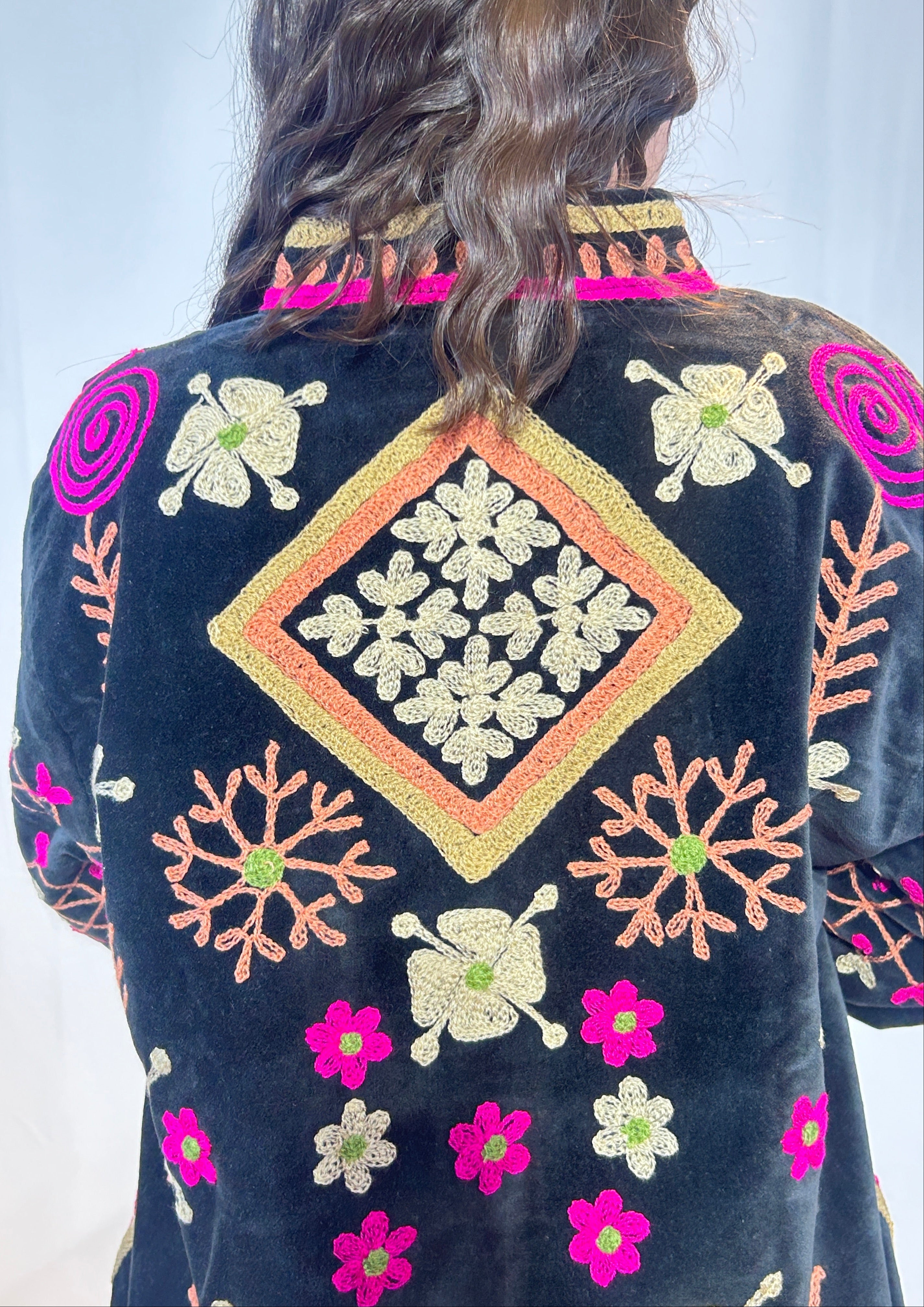 Suzani Bestickte Samtjacke – Mitternachtsfuchsia & Gold