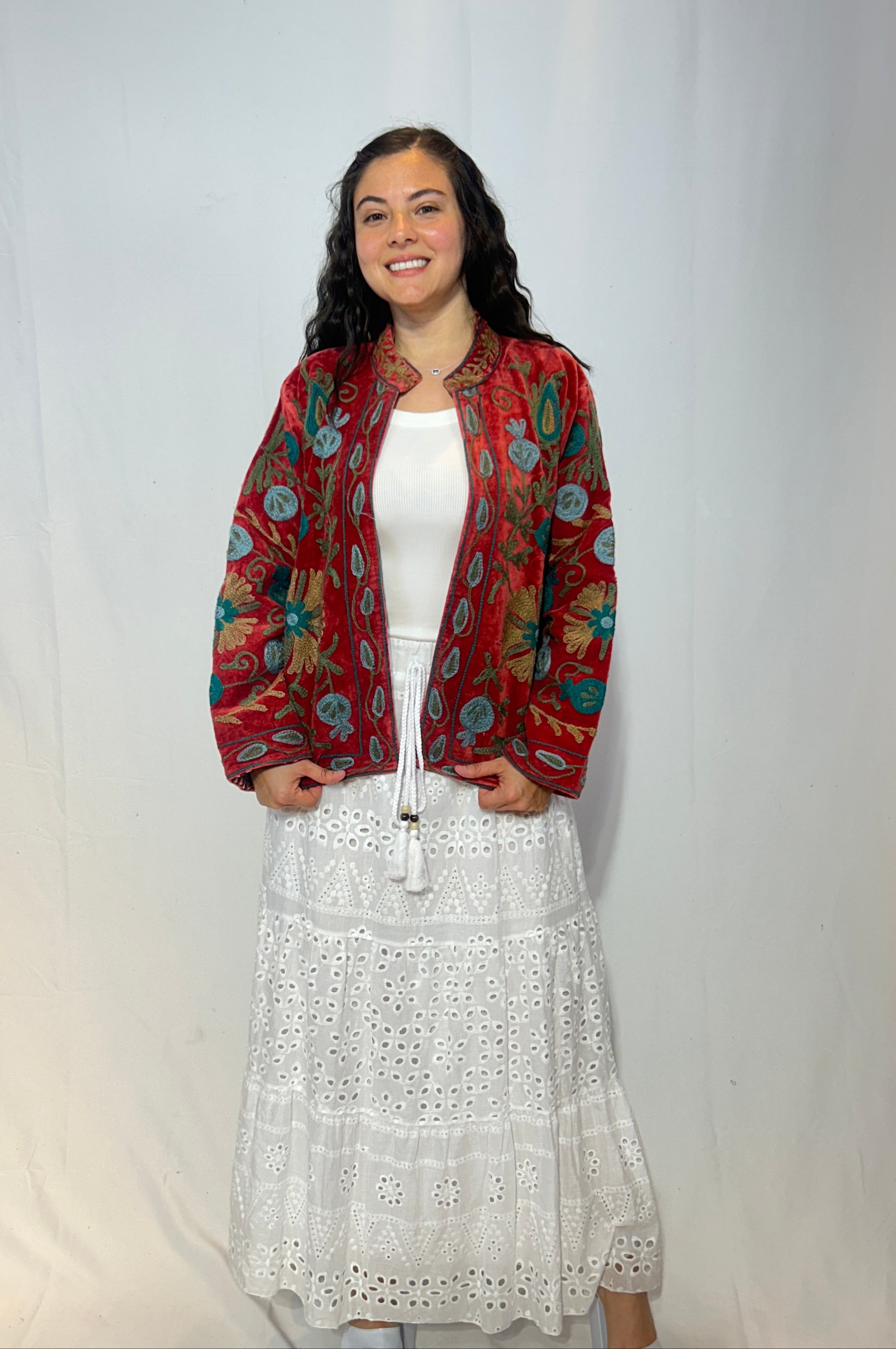 Suzani Bestickte Samtjacke – Karminrote Tulpe & Türkis