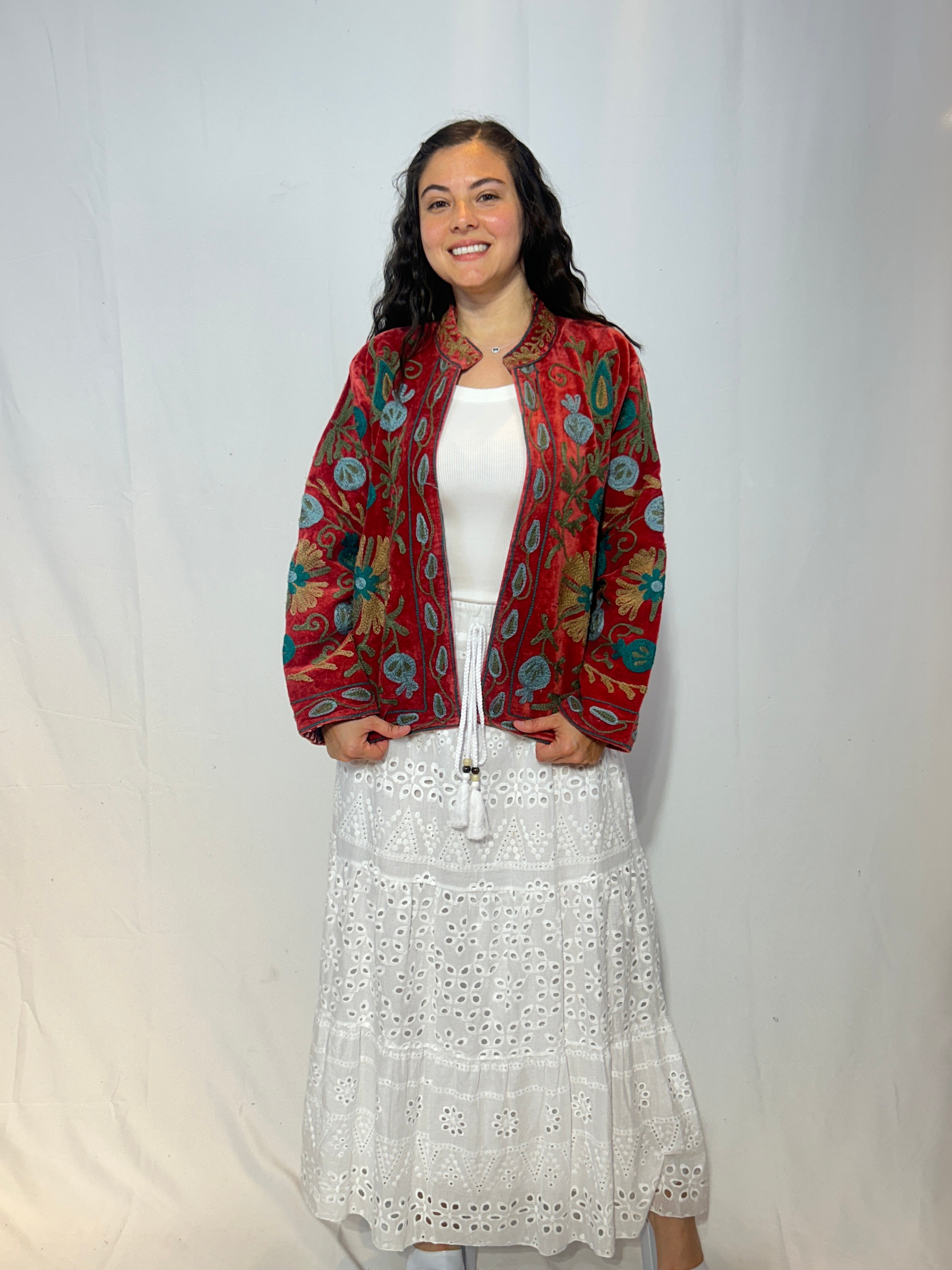 Suzani Bestickte Samtjacke – Karminrote Tulpe & Türkis