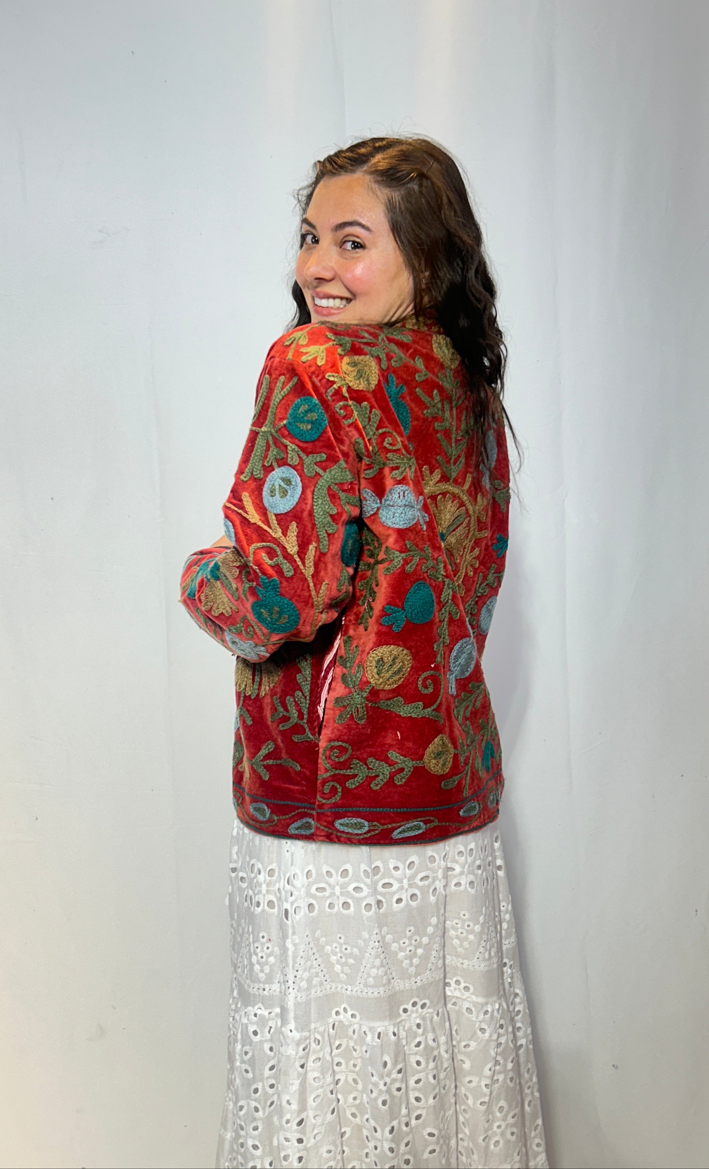 Suzani Bestickte Samtjacke – Karminrote Tulpe & Türkis