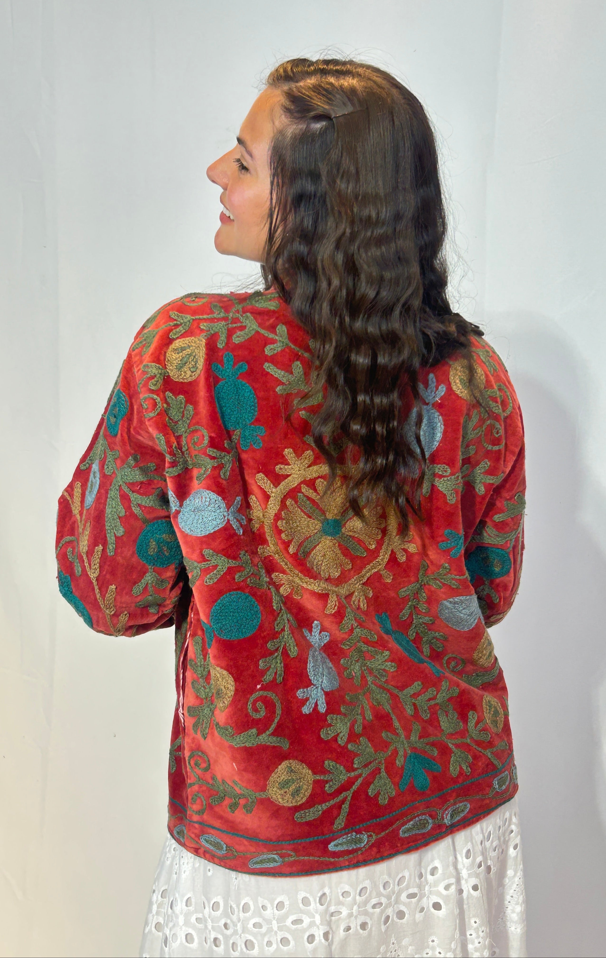 Suzani Bestickte Samtjacke – Karminrote Tulpe & Türkis