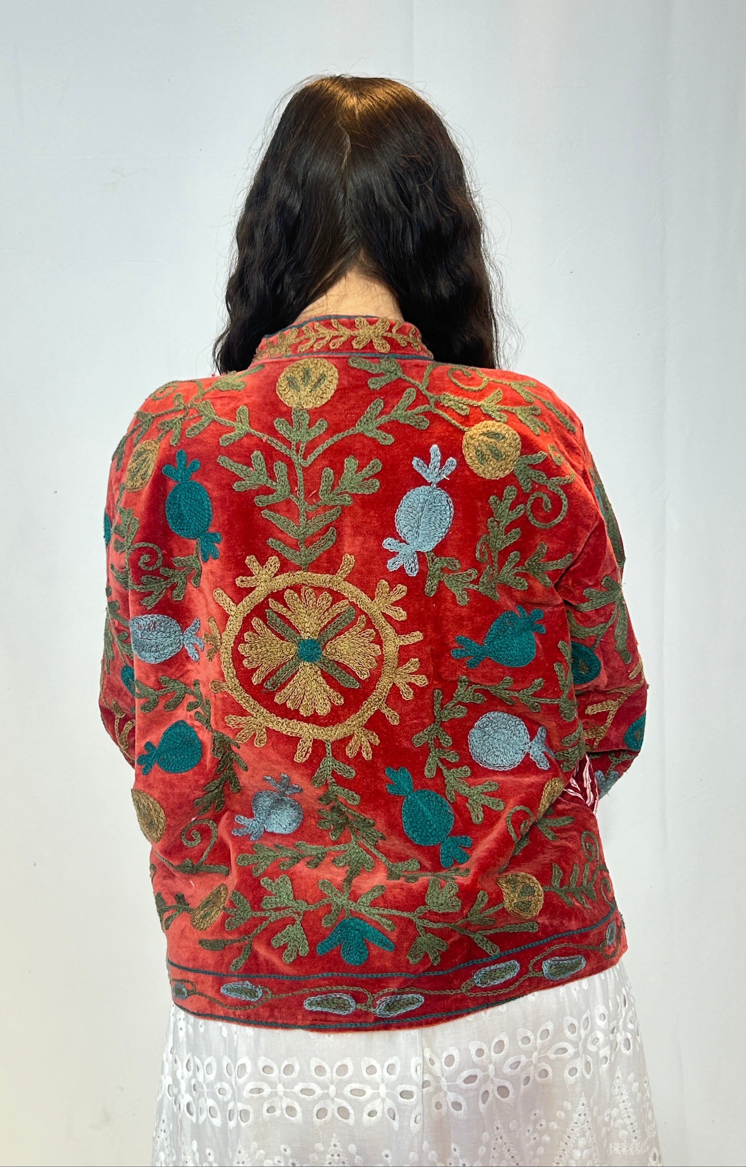Suzani Bestickte Samtjacke – Karminrote Tulpe & Türkis