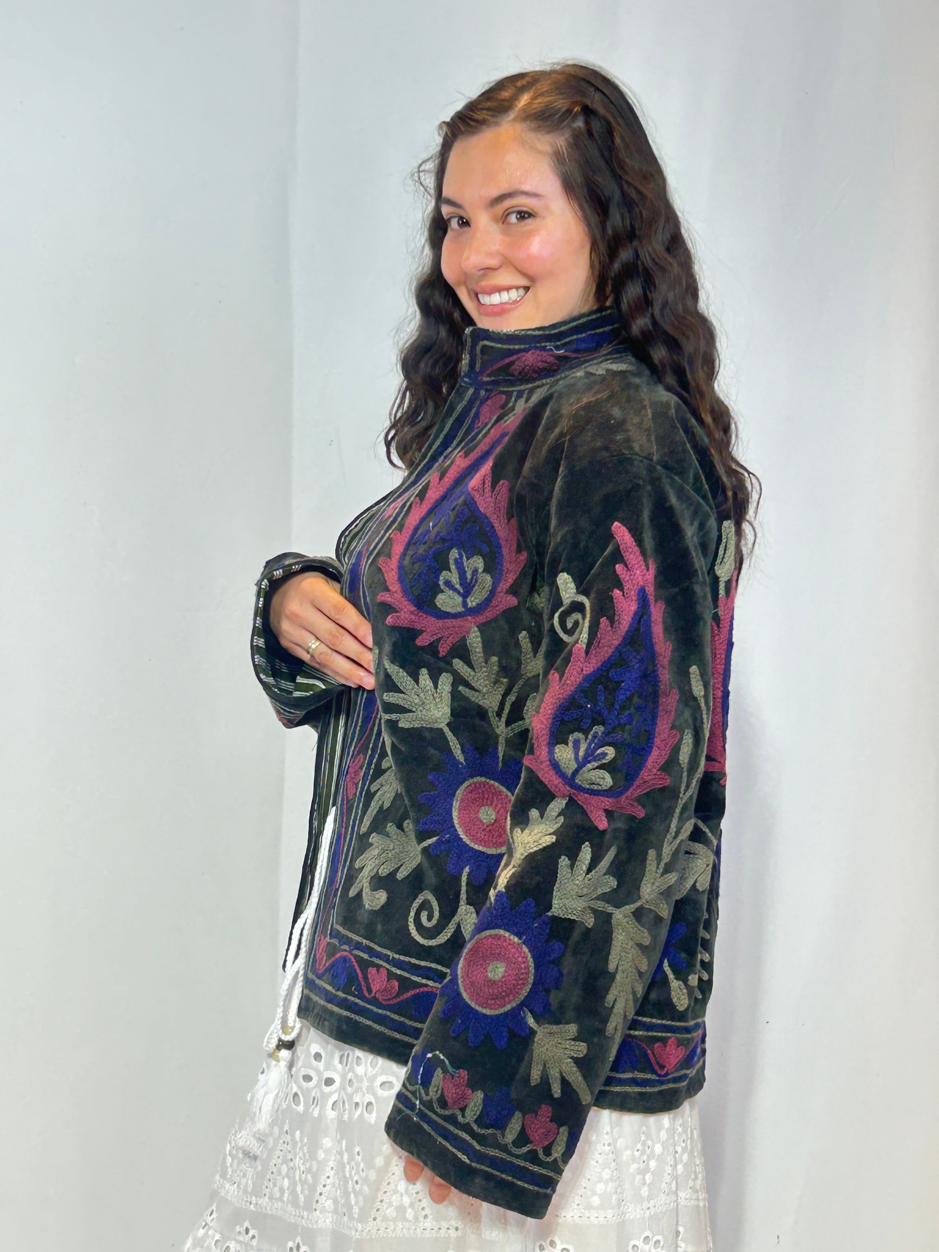 Suzani Handbestickte Samtjacke – Waldgrün & Pink Bloom