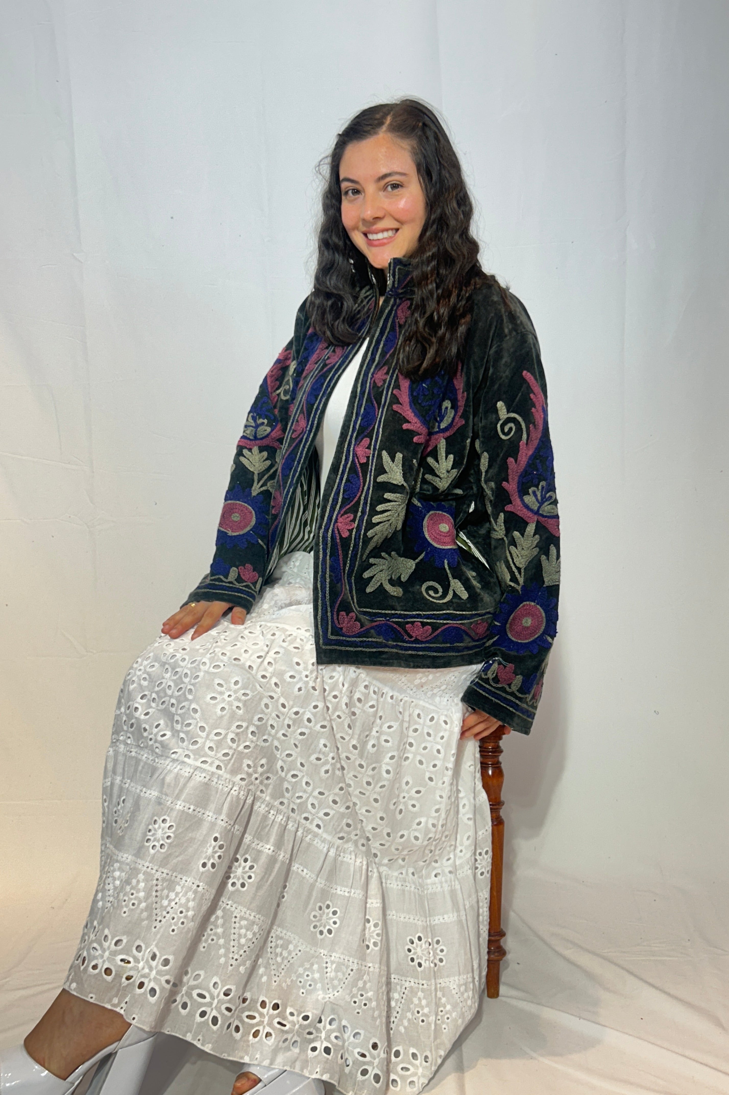 Suzani Handbestickte Samtjacke – Waldgrün & Pink Bloom