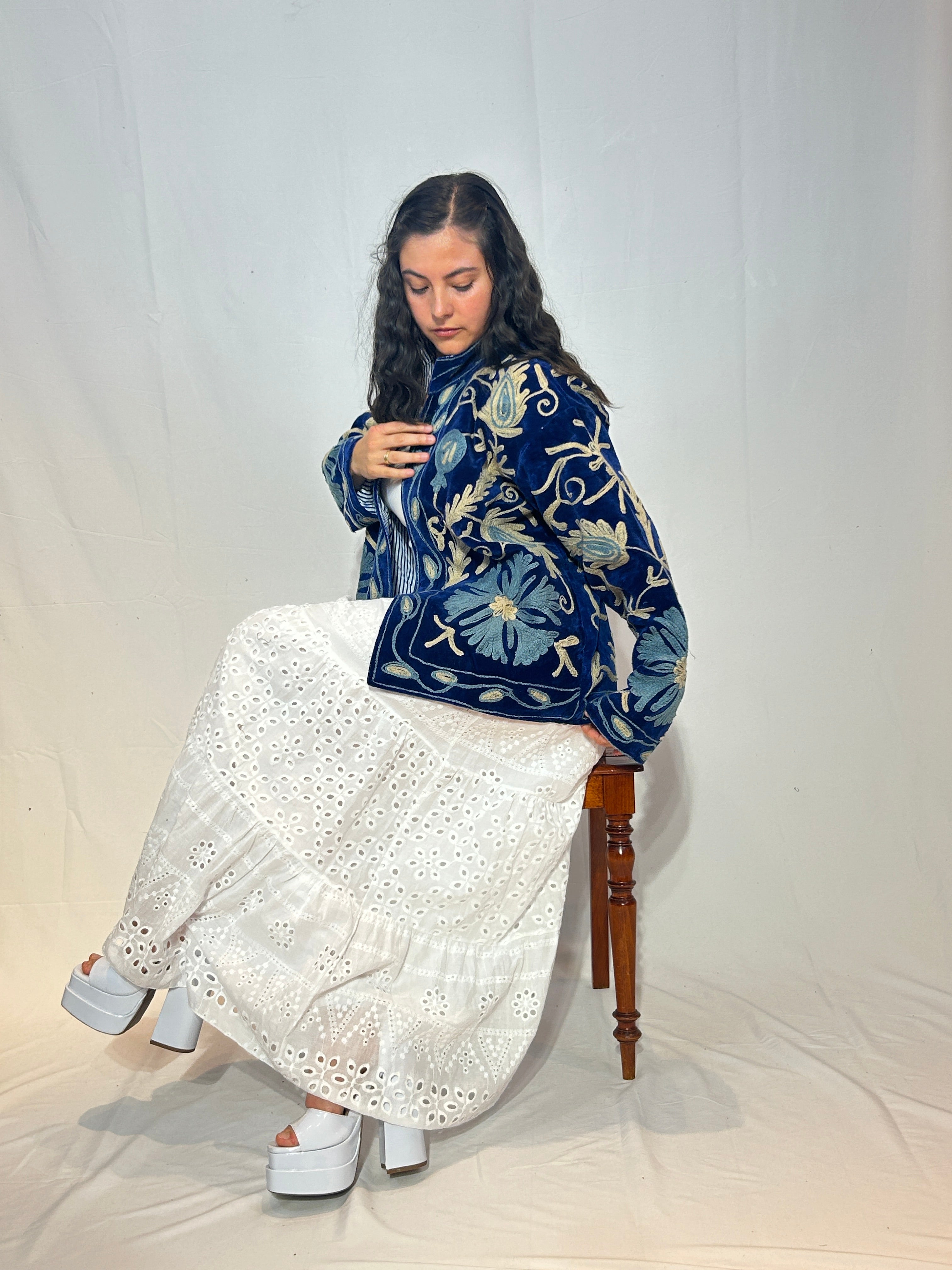 Suzani handbestickte Samtjacke – Marineblau & Elfenbeinblüte