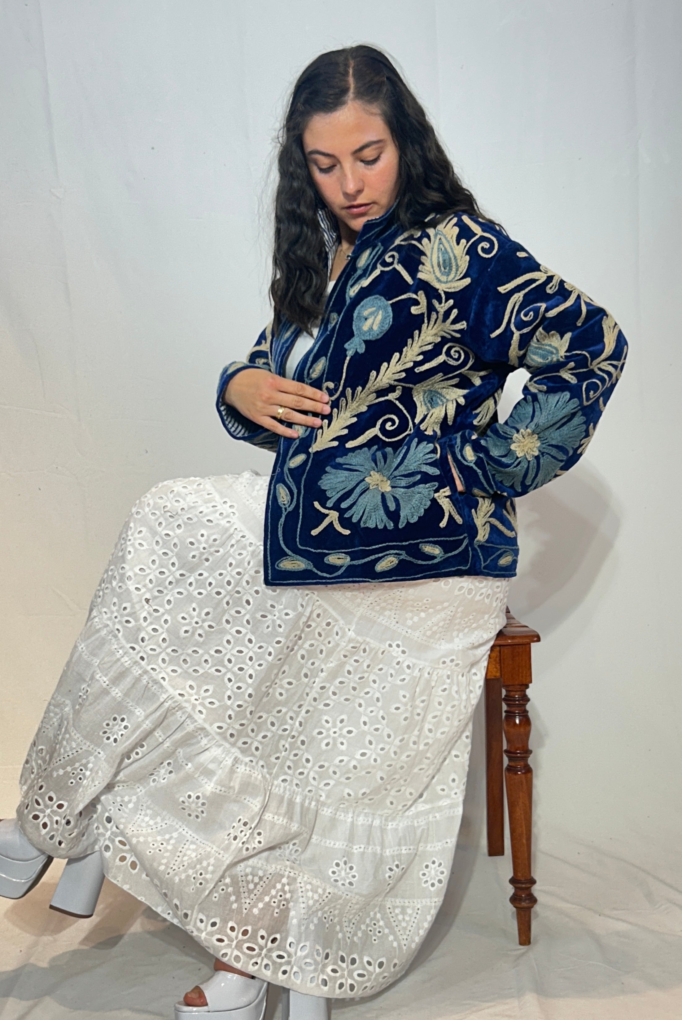 Suzani handbestickte Samtjacke – Marineblau & Elfenbeinblüte