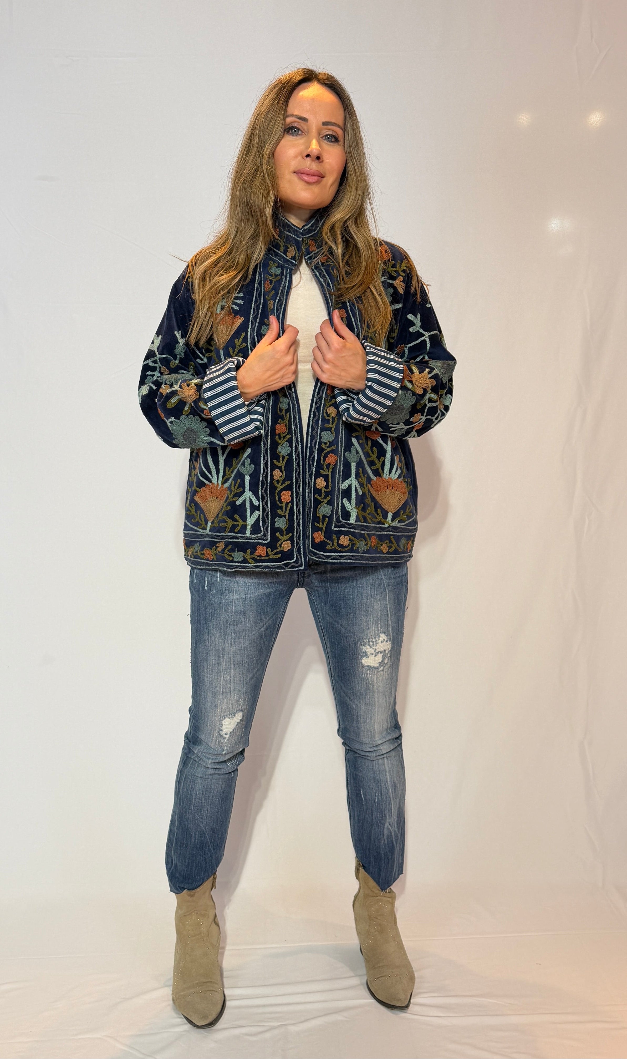 Suzani-Samtjacke, handbestickt – Nachtblaue Wildwiese
