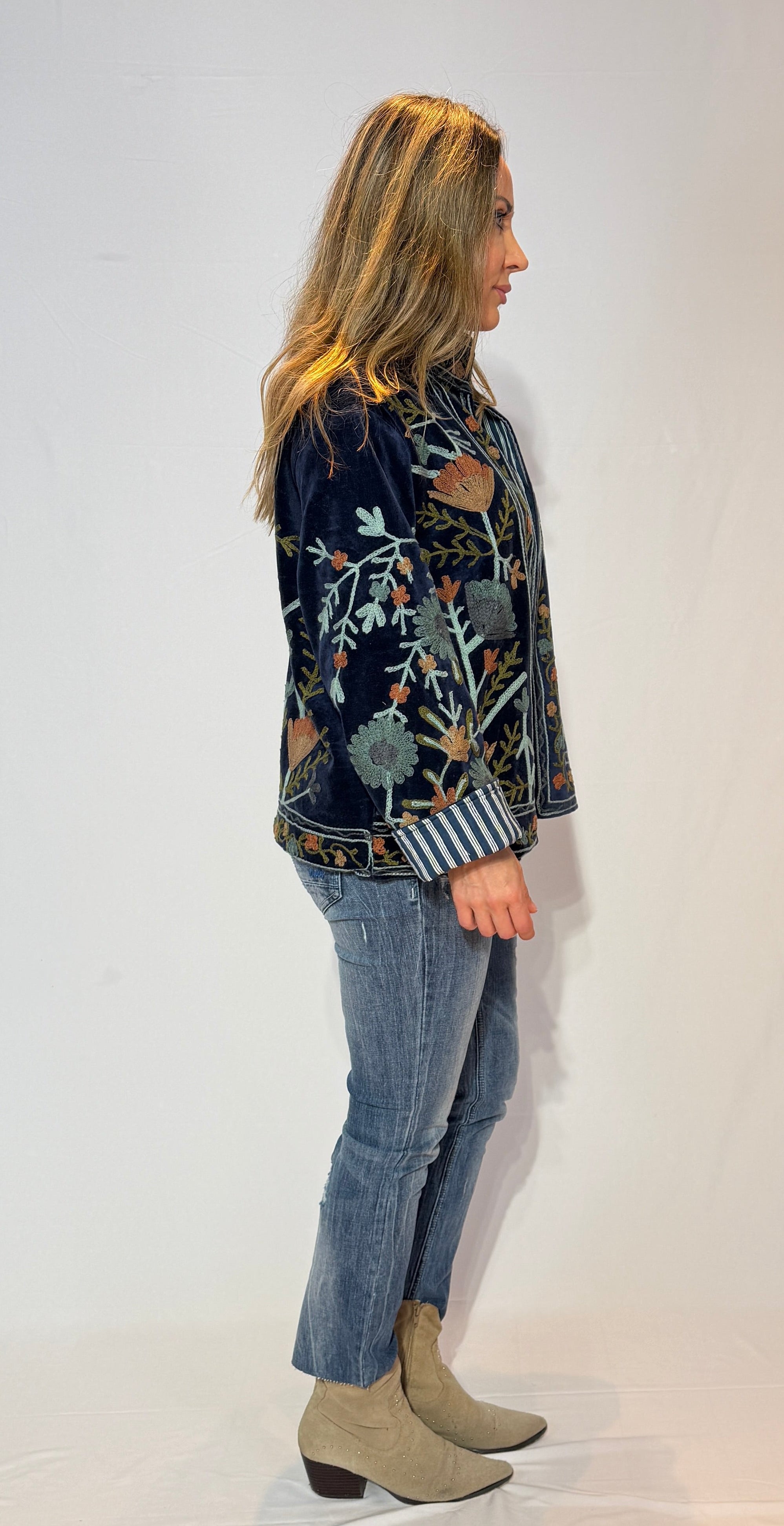 Suzani-Samtjacke, handbestickt – Nachtblaue Wildwiese