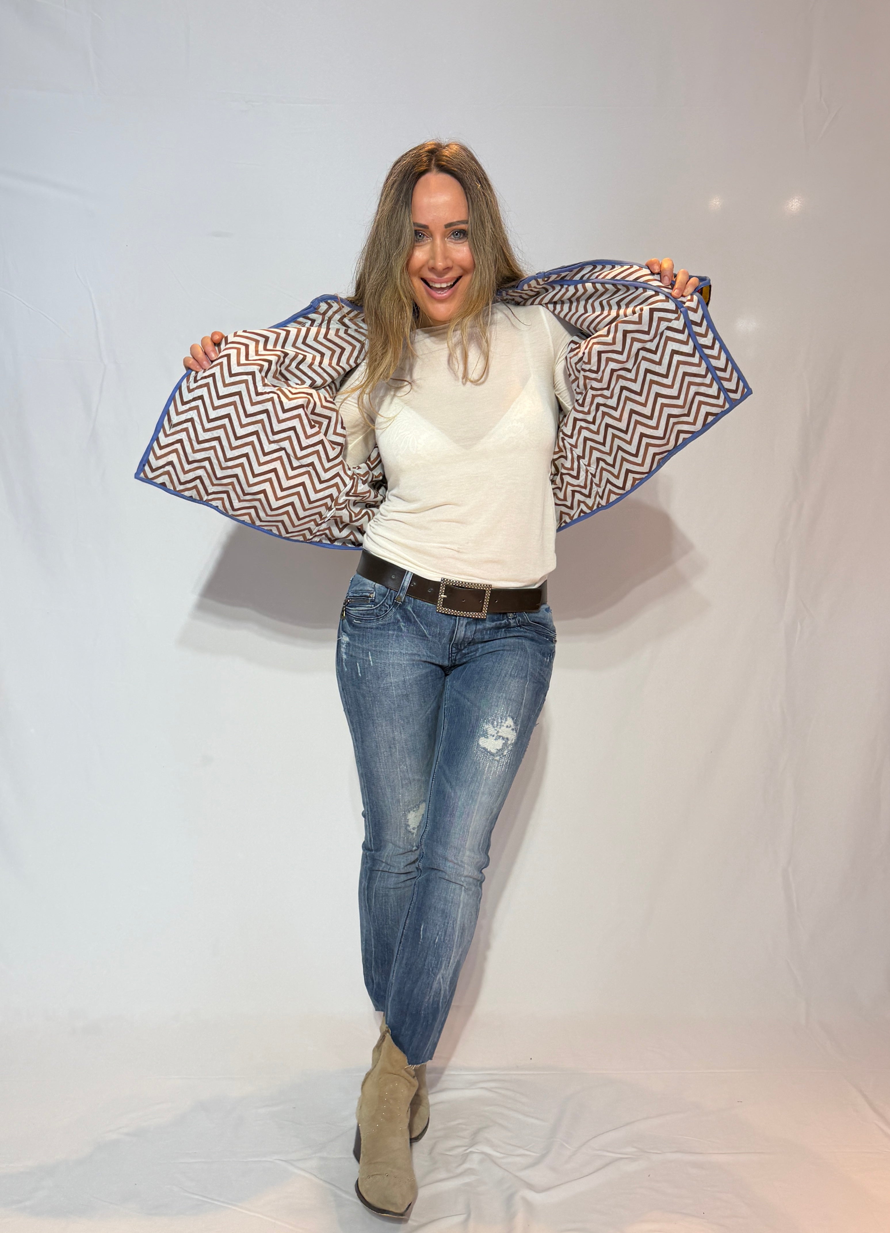Suzani-Samtjacke, handbestickt – Bunter Blütengarten