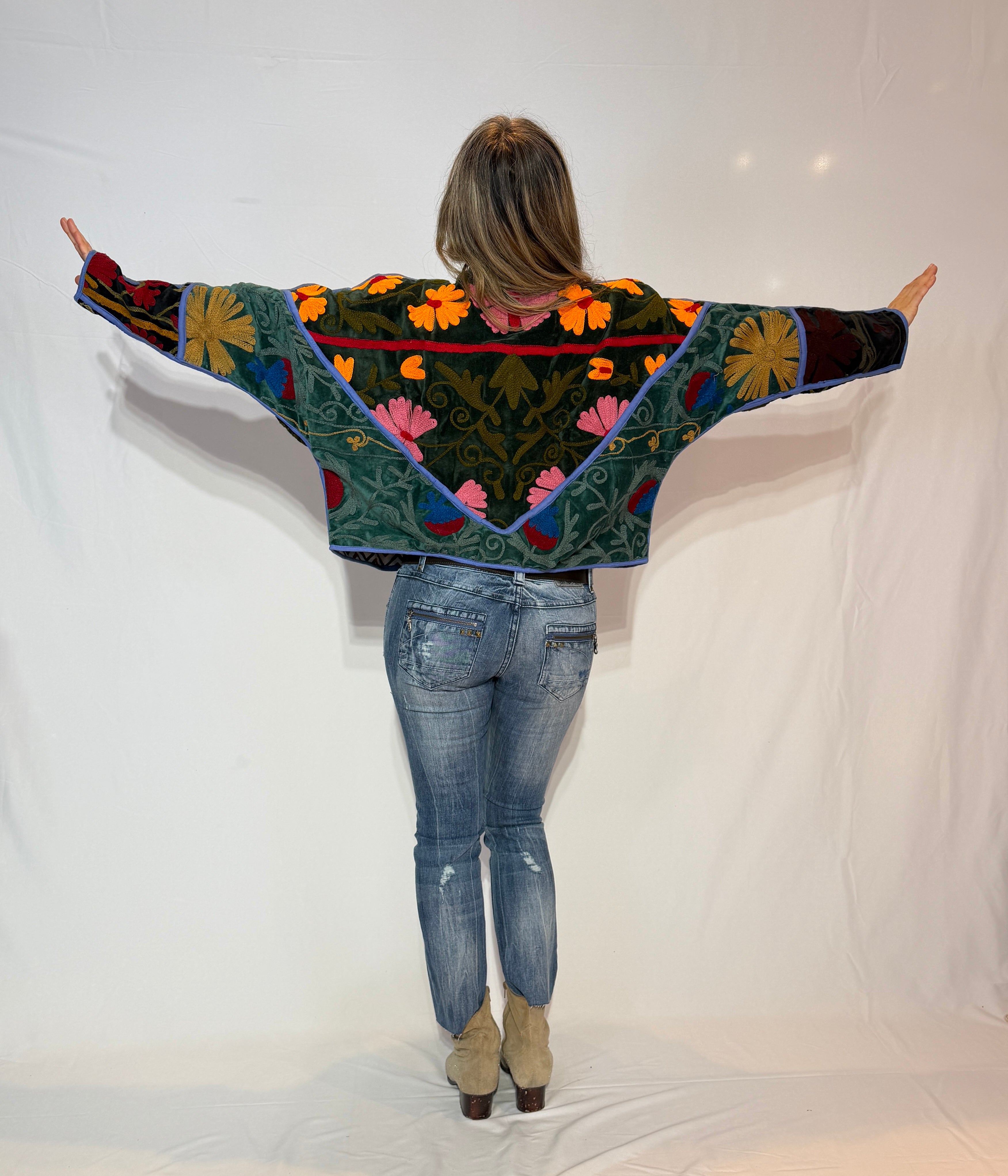 Suzani-Samtjacke, handbestickt – Bunter Blütengarten