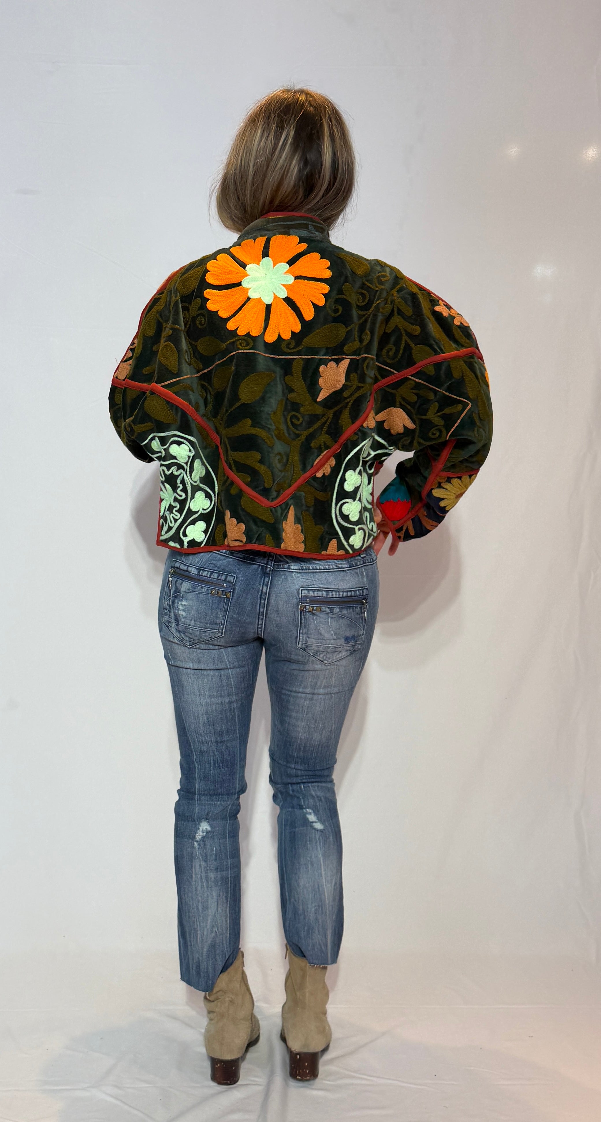 Suzani handbestickte Samtjacke – Bunter Blumengarten