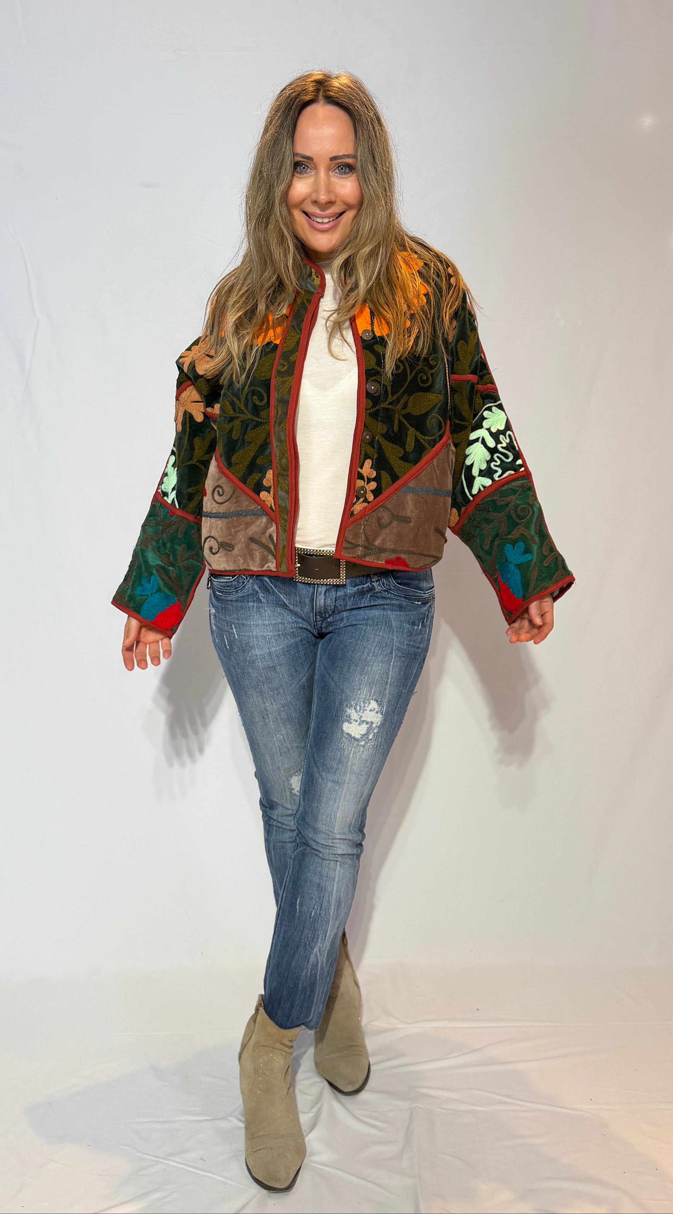 Suzani handbestickte Samtjacke – Bunter Blumengarten