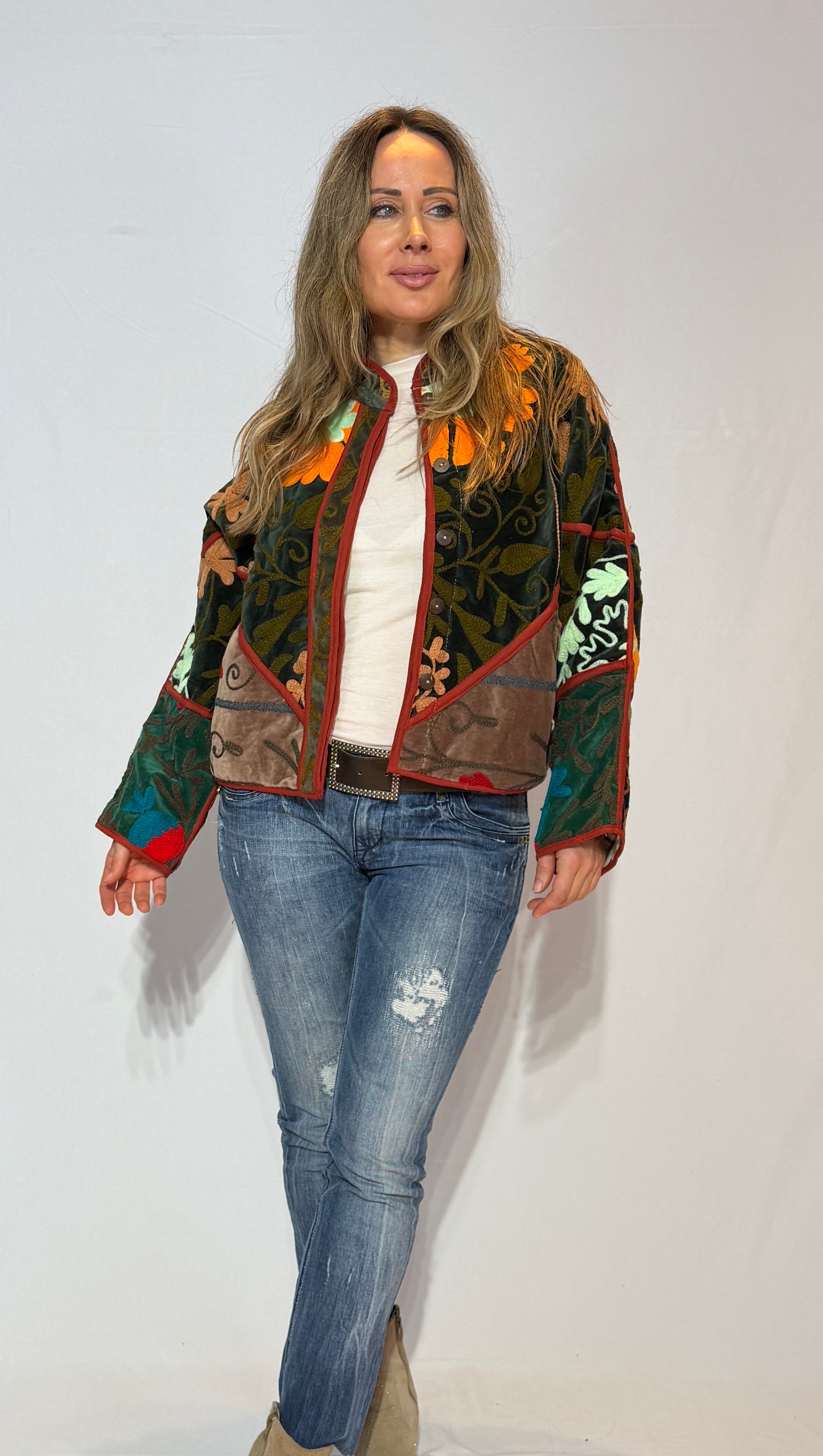 Suzani handbestickte Samtjacke – Bunter Blumengarten