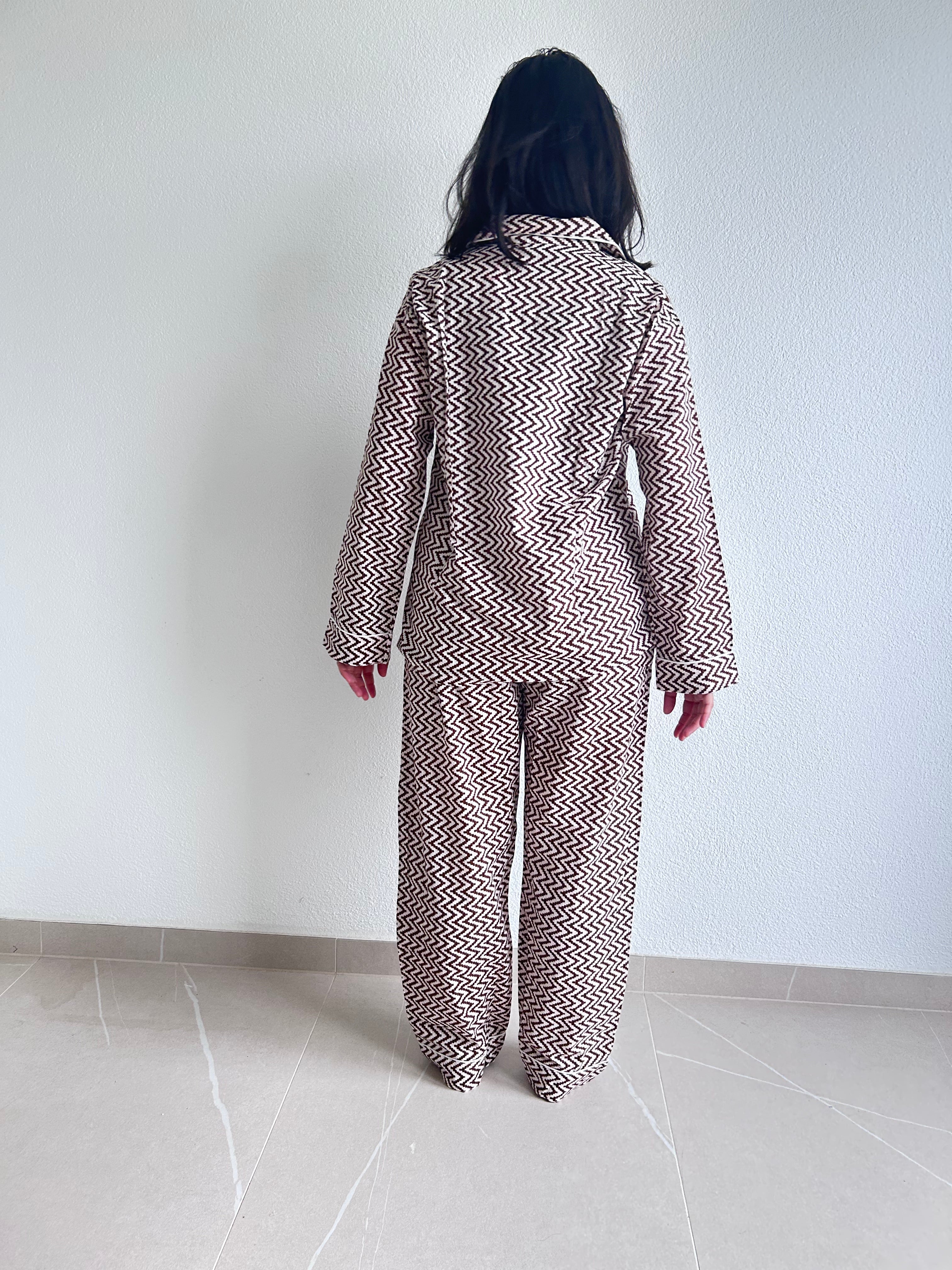 Brauner Mirage-Pyjama mit Handblockdruck
