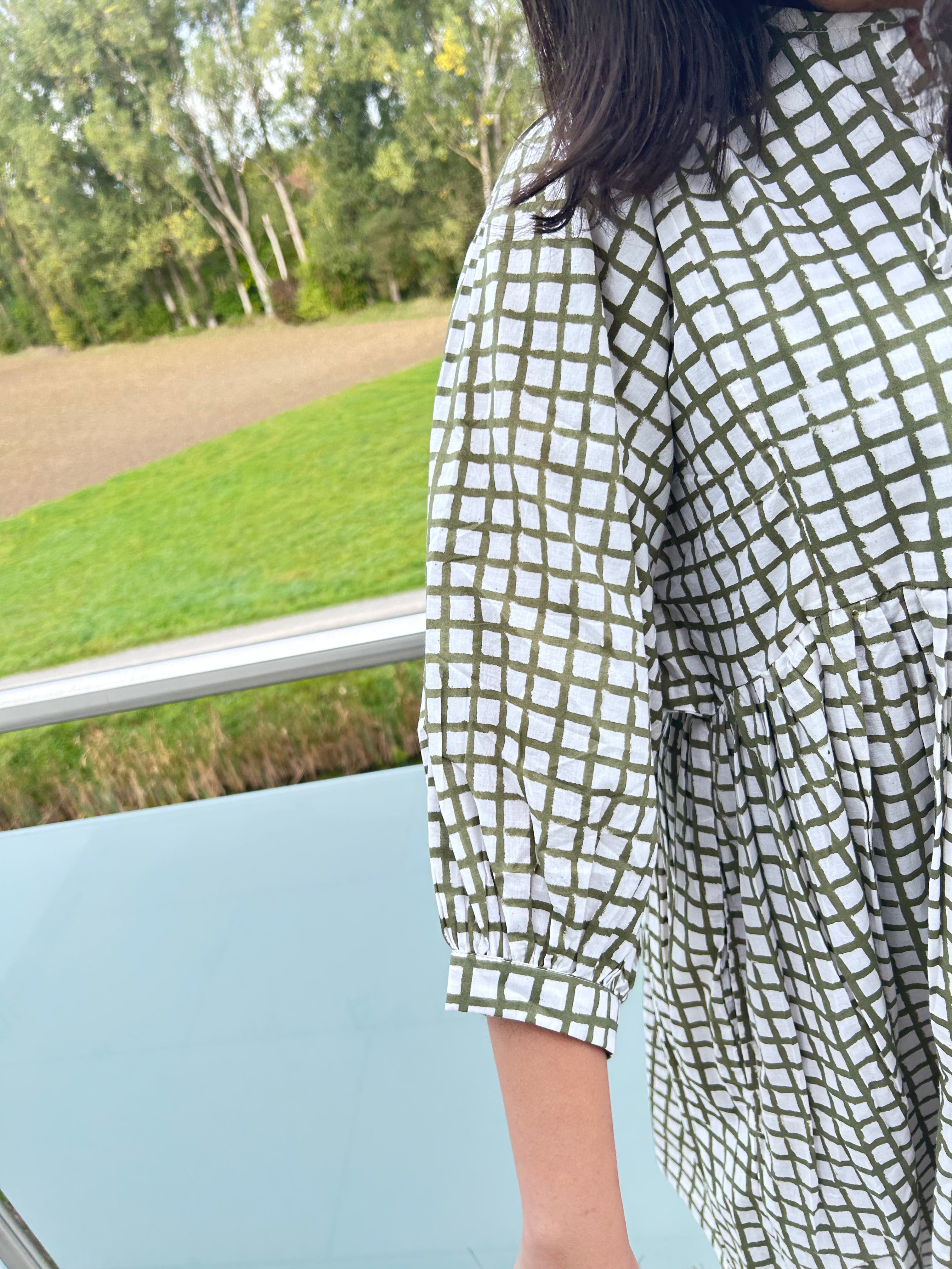 Olive Grid Handgeblocktes Kleid