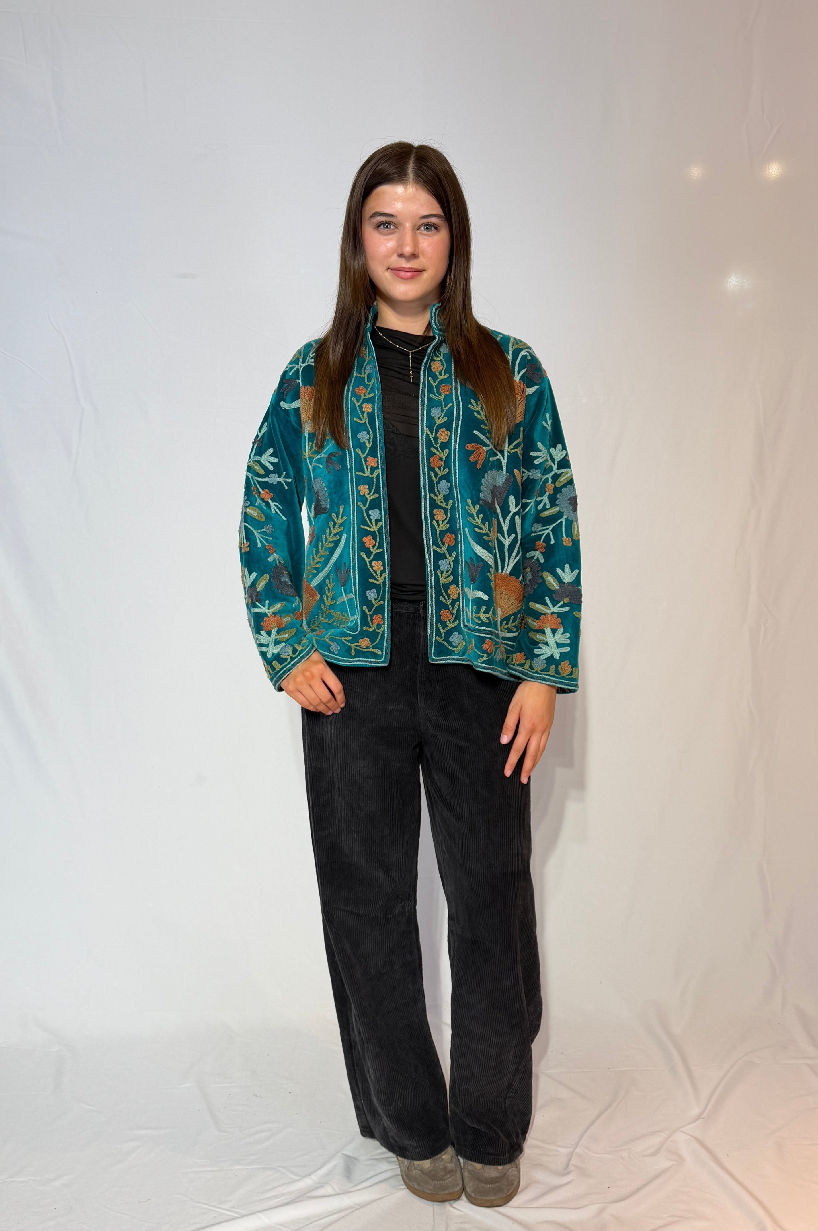 Suzani-Samtjacke, handbestickt – Petrol Wildwiese