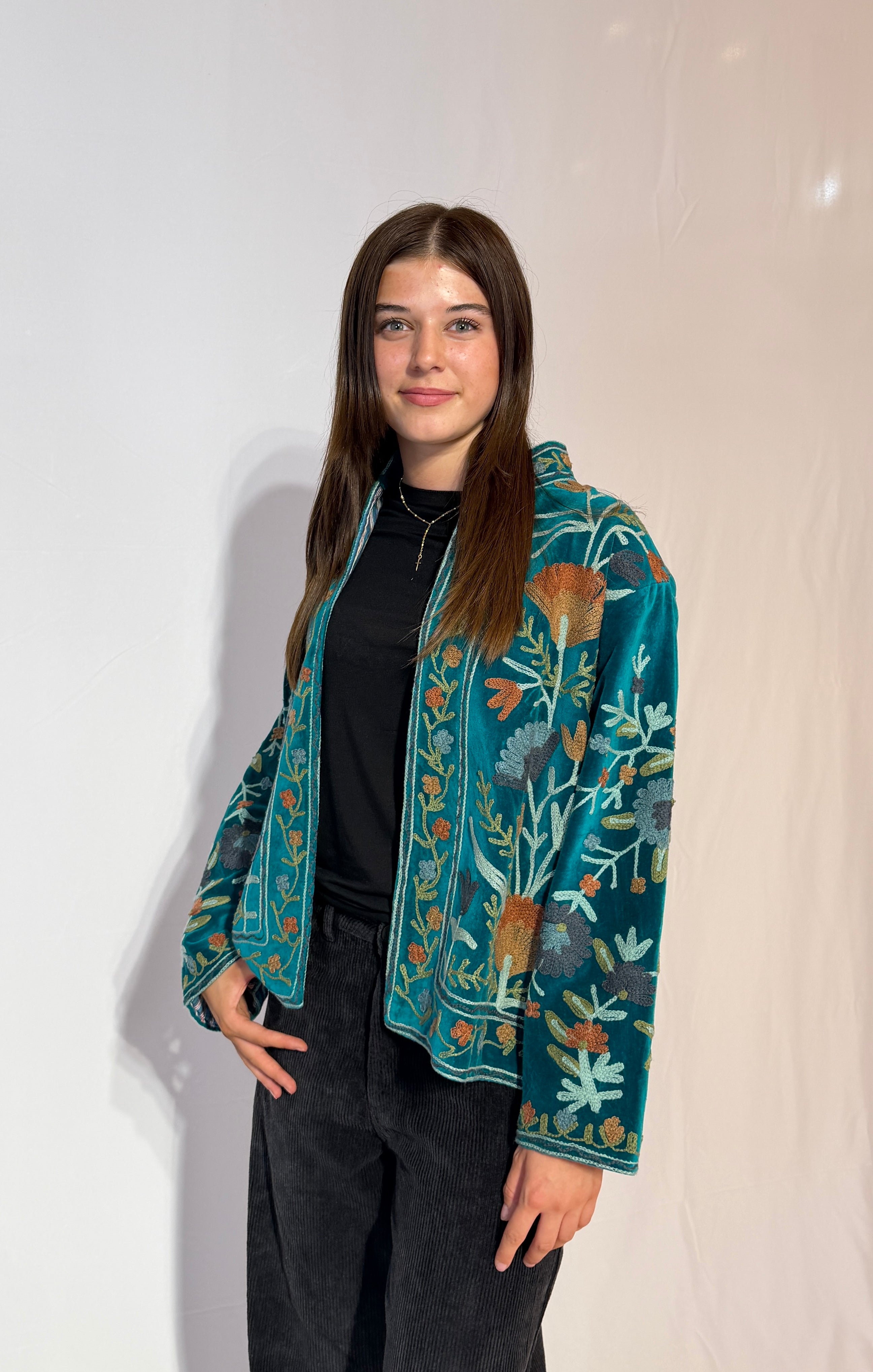 Suzani-Samtjacke, handbestickt – Petrol Wildwiese