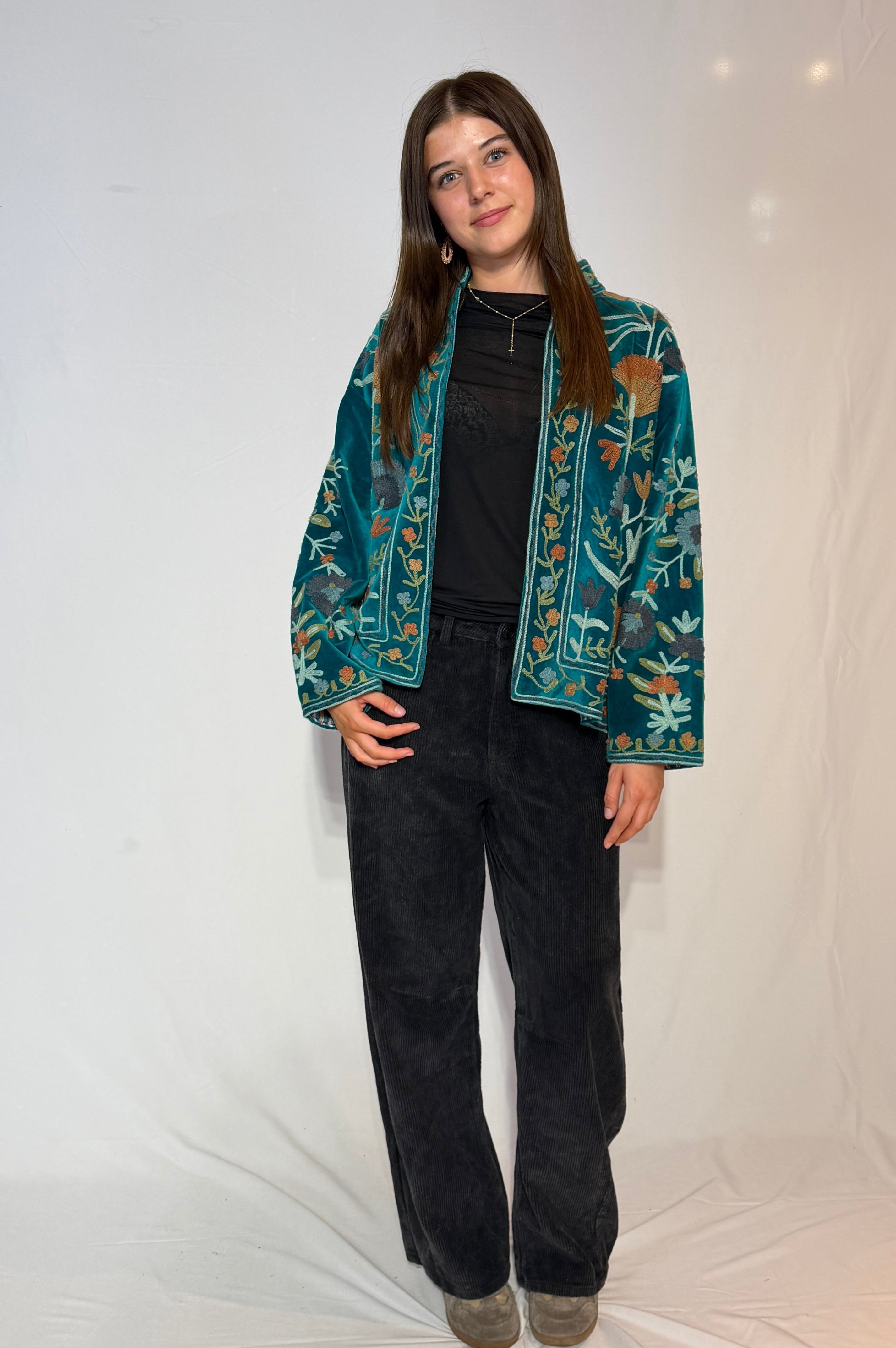 Suzani-Samtjacke, handbestickt – Petrol Wildwiese