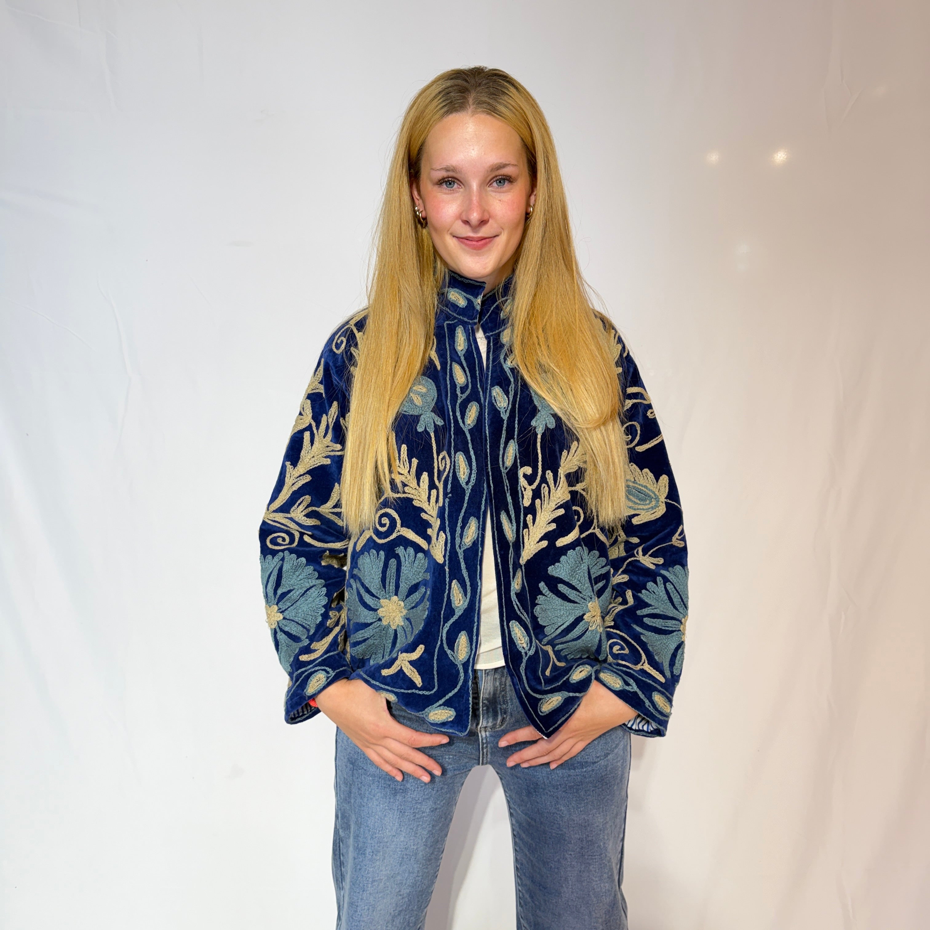 Suzani-Samtjacke, handbestickt – Marineblau & Elfenbein