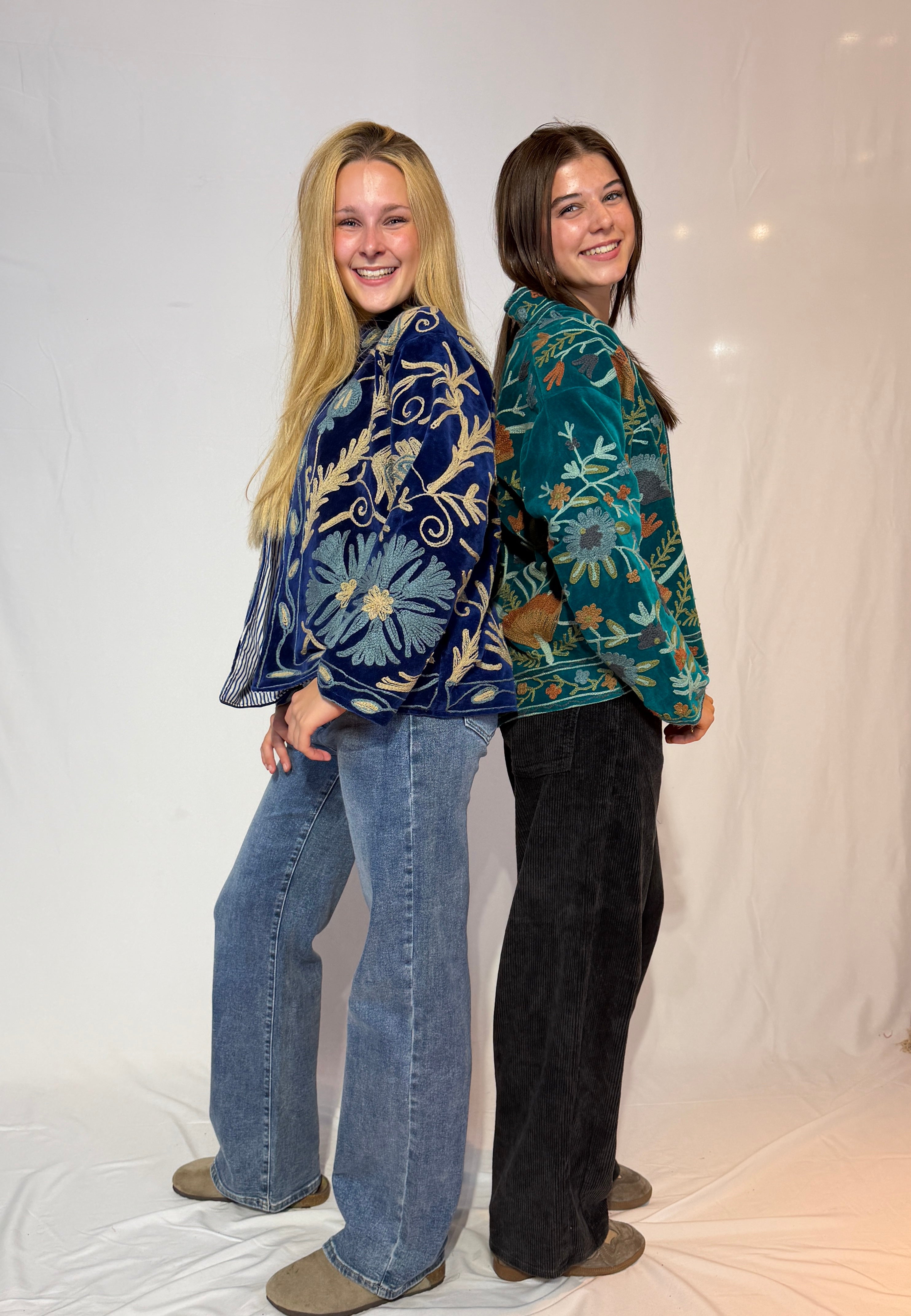 Suzani-Samtjacke, handbestickt – Marineblau & Elfenbein