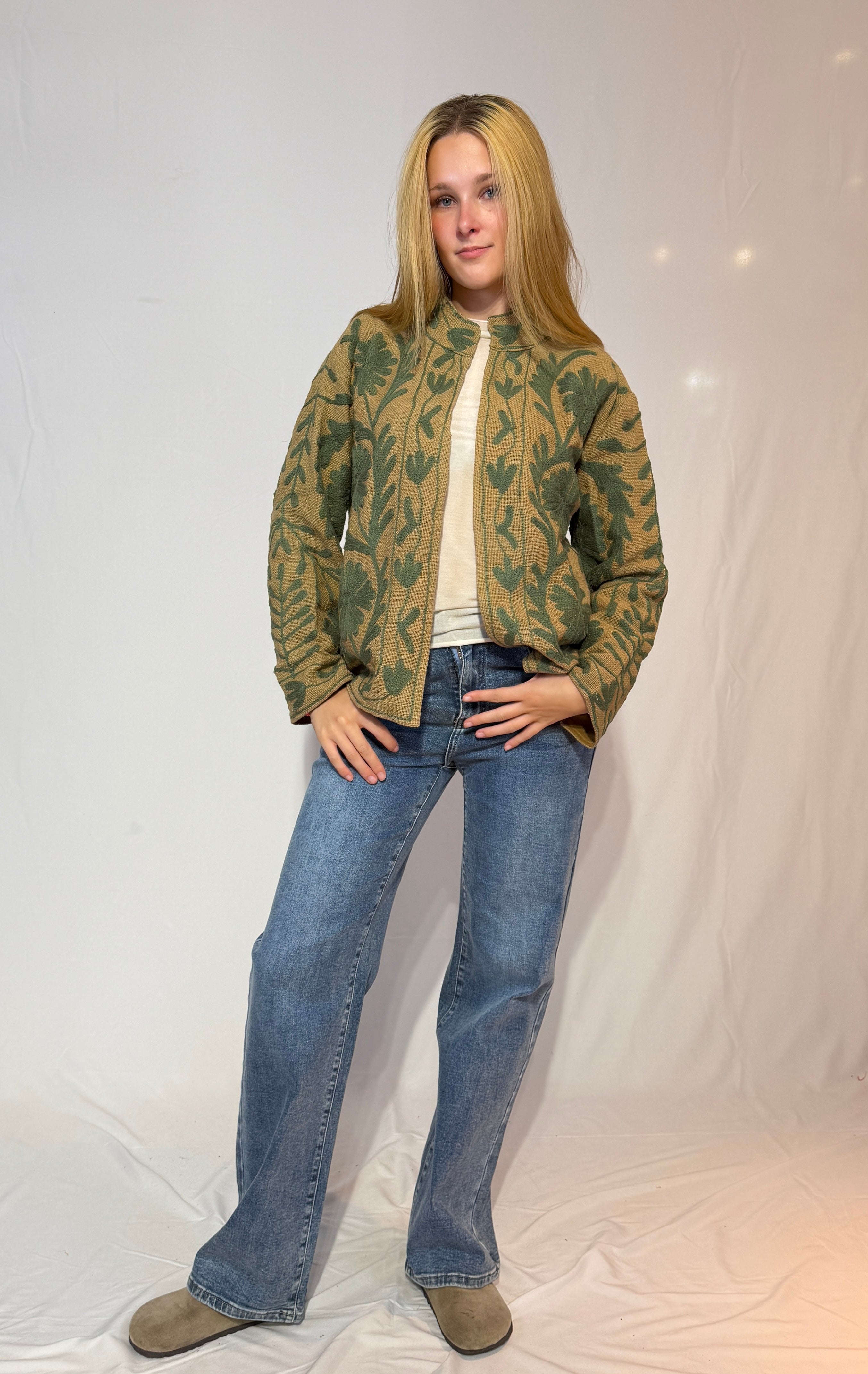 Suzani-Baumwolljacke, handbestickt – Goldene Olive