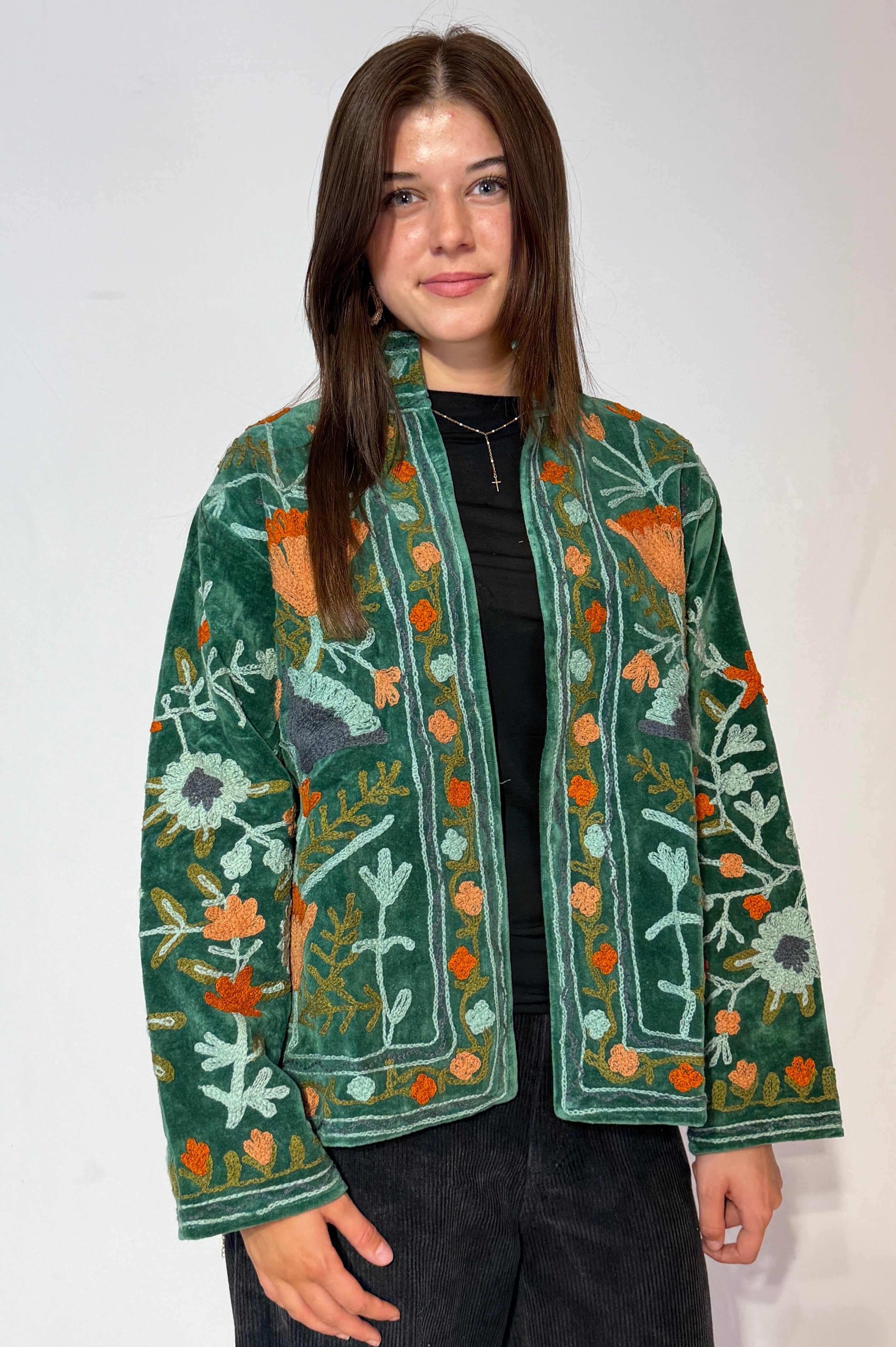 Handbestickte Suzani-Jacke – Waldgrün & Aprikosenwiese