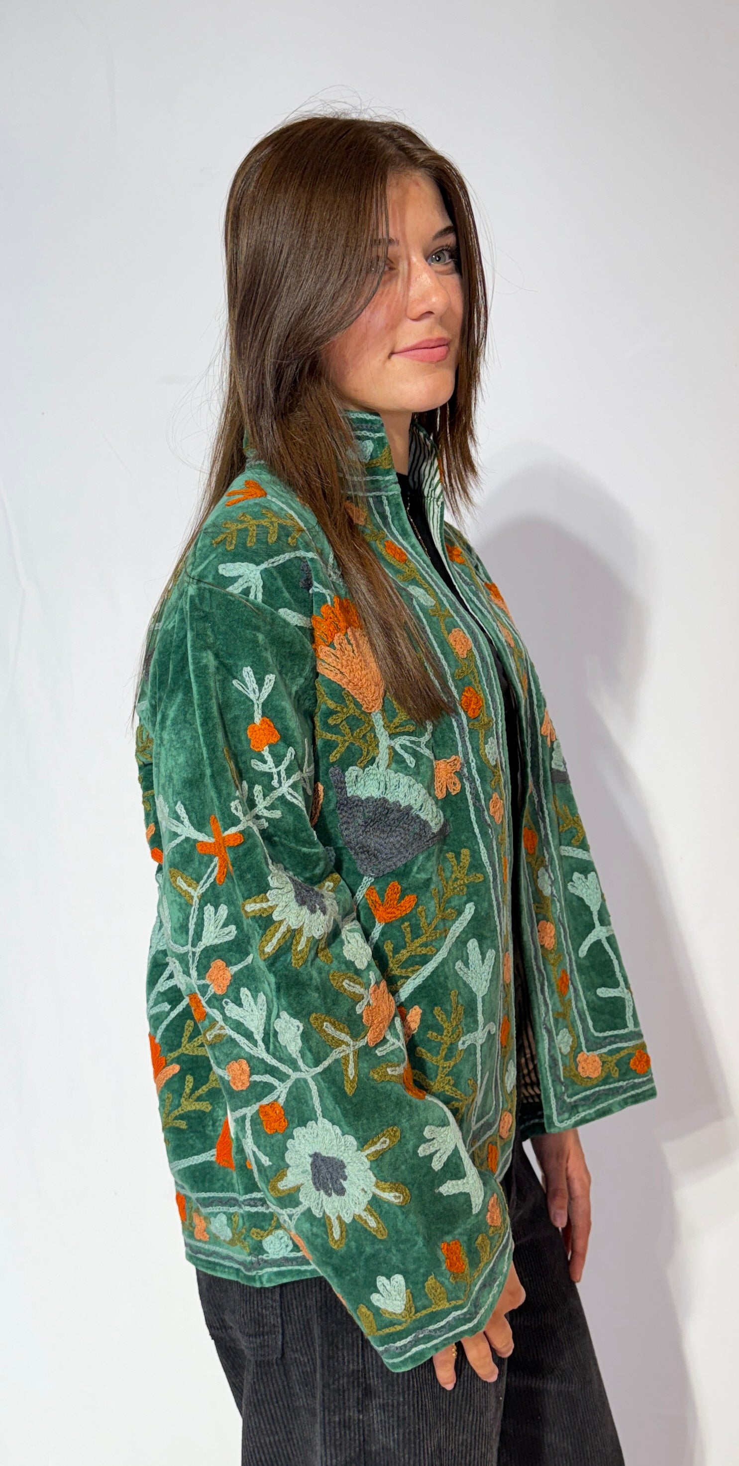 Handbestickte Suzani-Jacke – Waldgrün & Aprikosenwiese