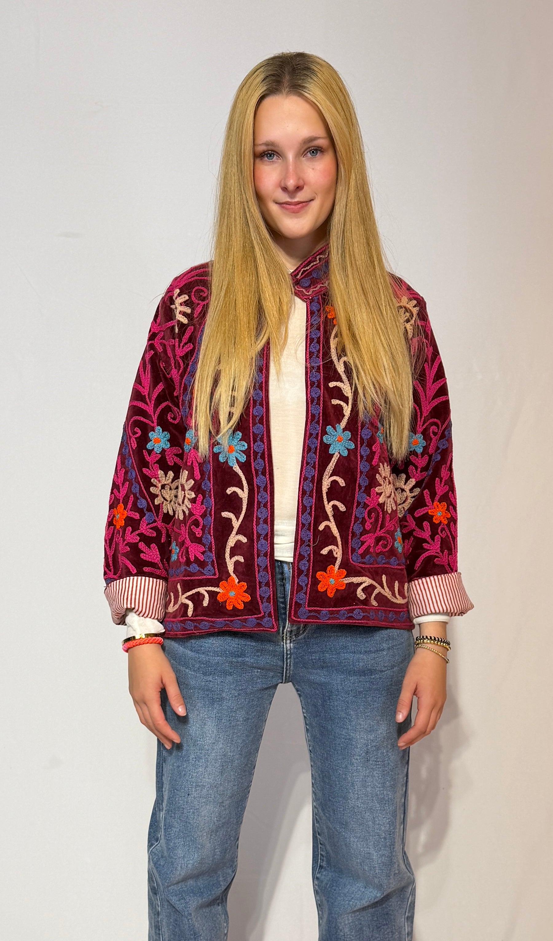 Handbestickte Suzani-Jacke – Burgunderblüte & Blaugrüne Ranke