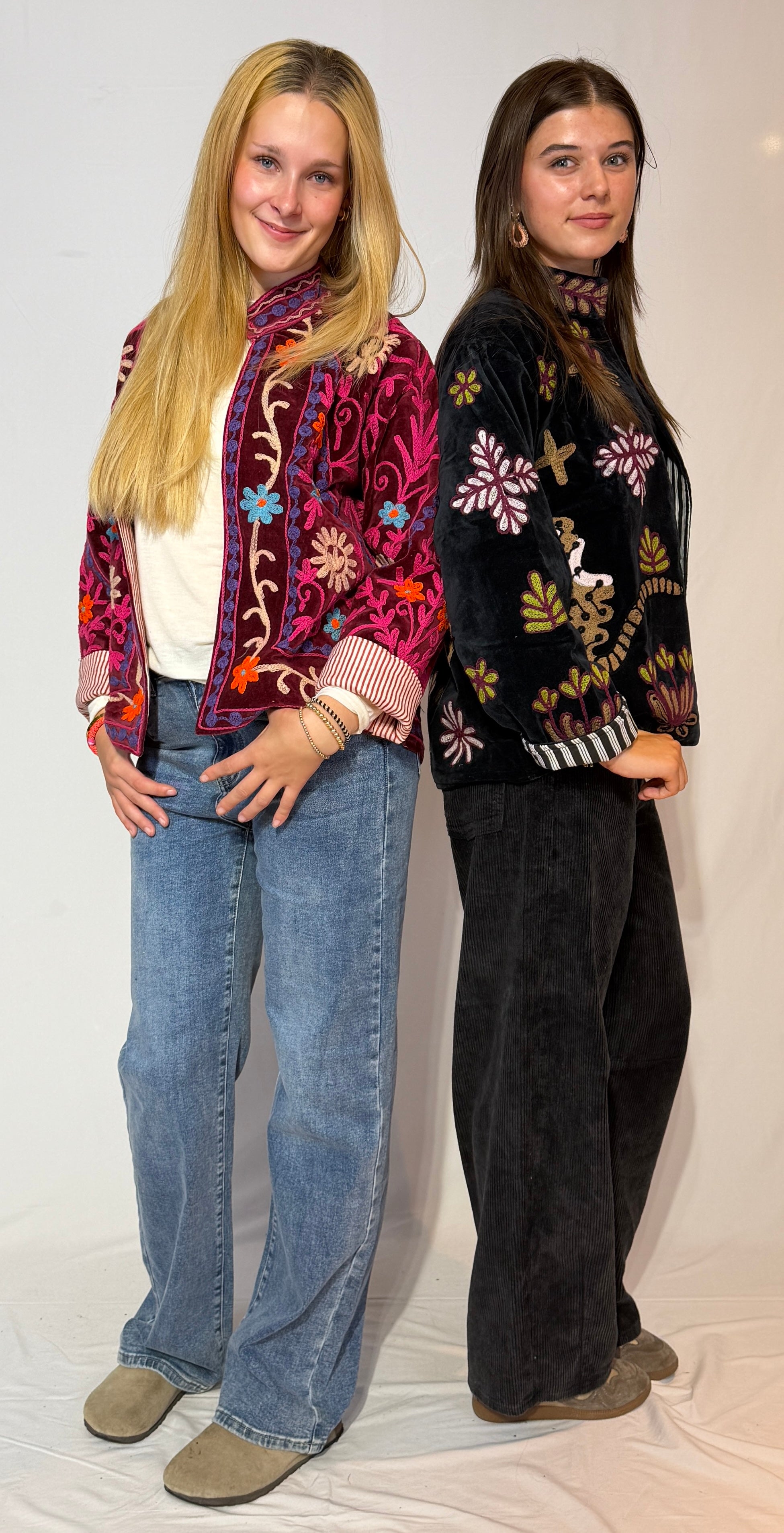 Handbestickte Suzani-Jacke – Burgunderblüte & Blaugrüne Ranke
