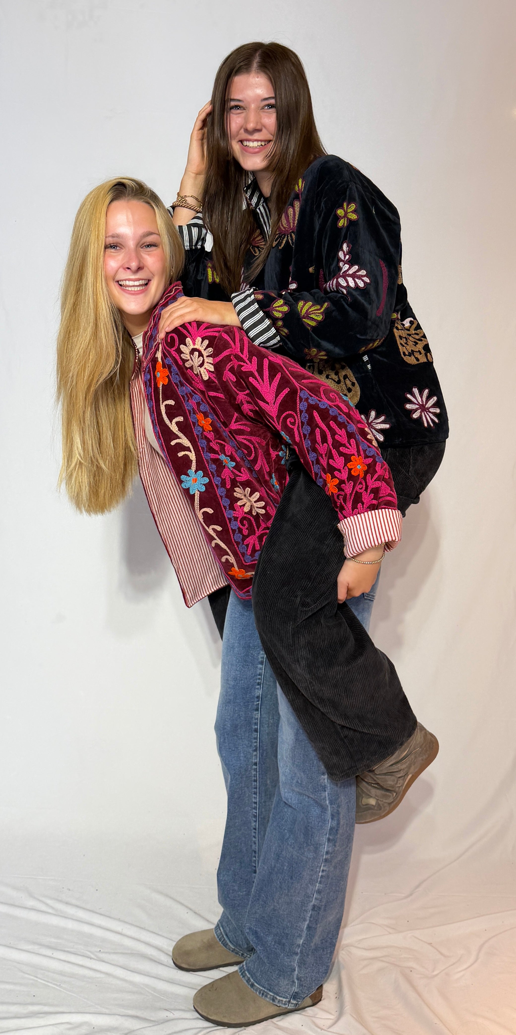 Handbestickte Suzani-Jacke – Burgunderblüte & Blaugrüne Ranke