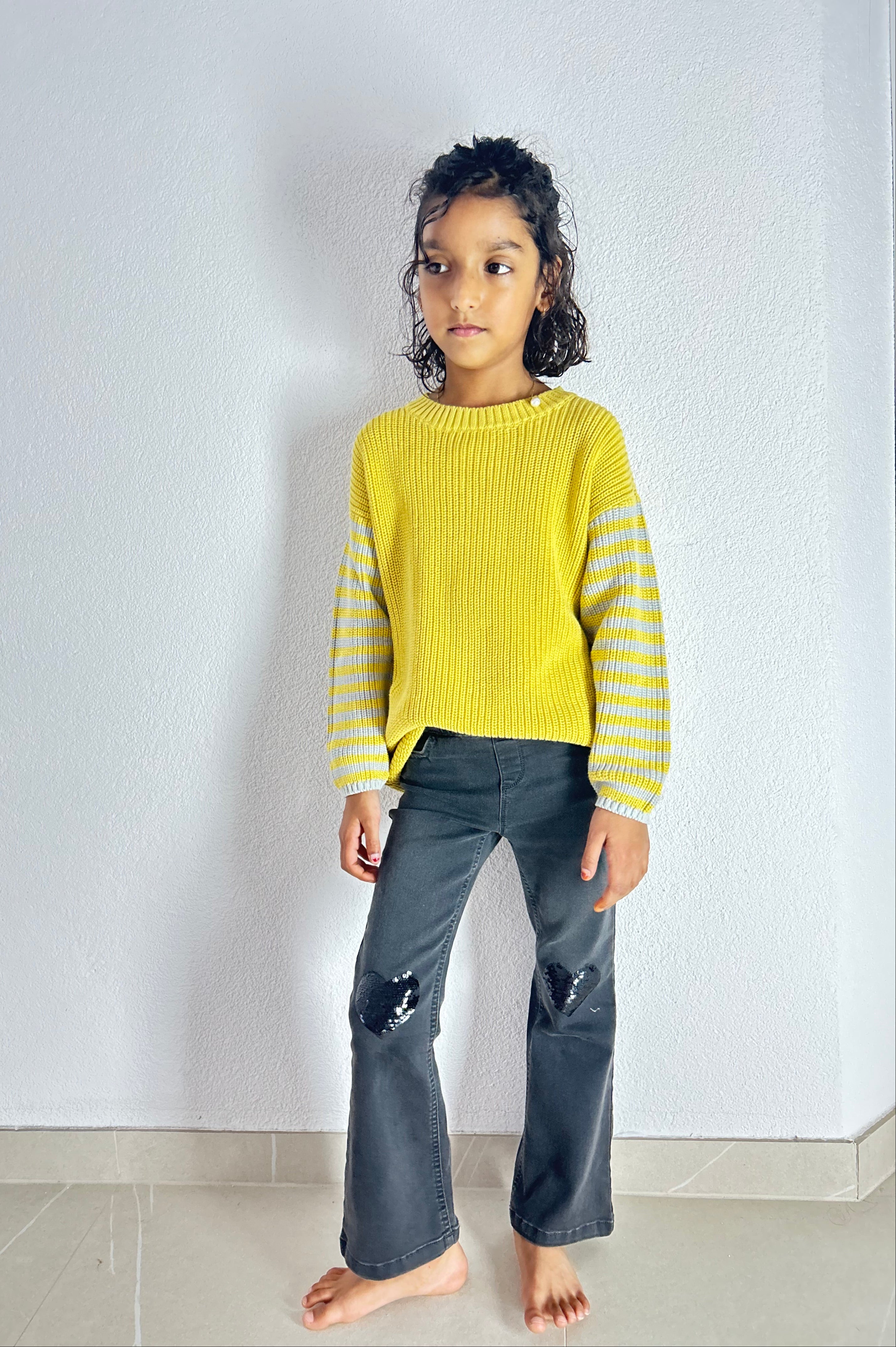 Gelber Bio-Baumwoll-Strickpullover mit grauem Streifen – lockere Passform für Kinder