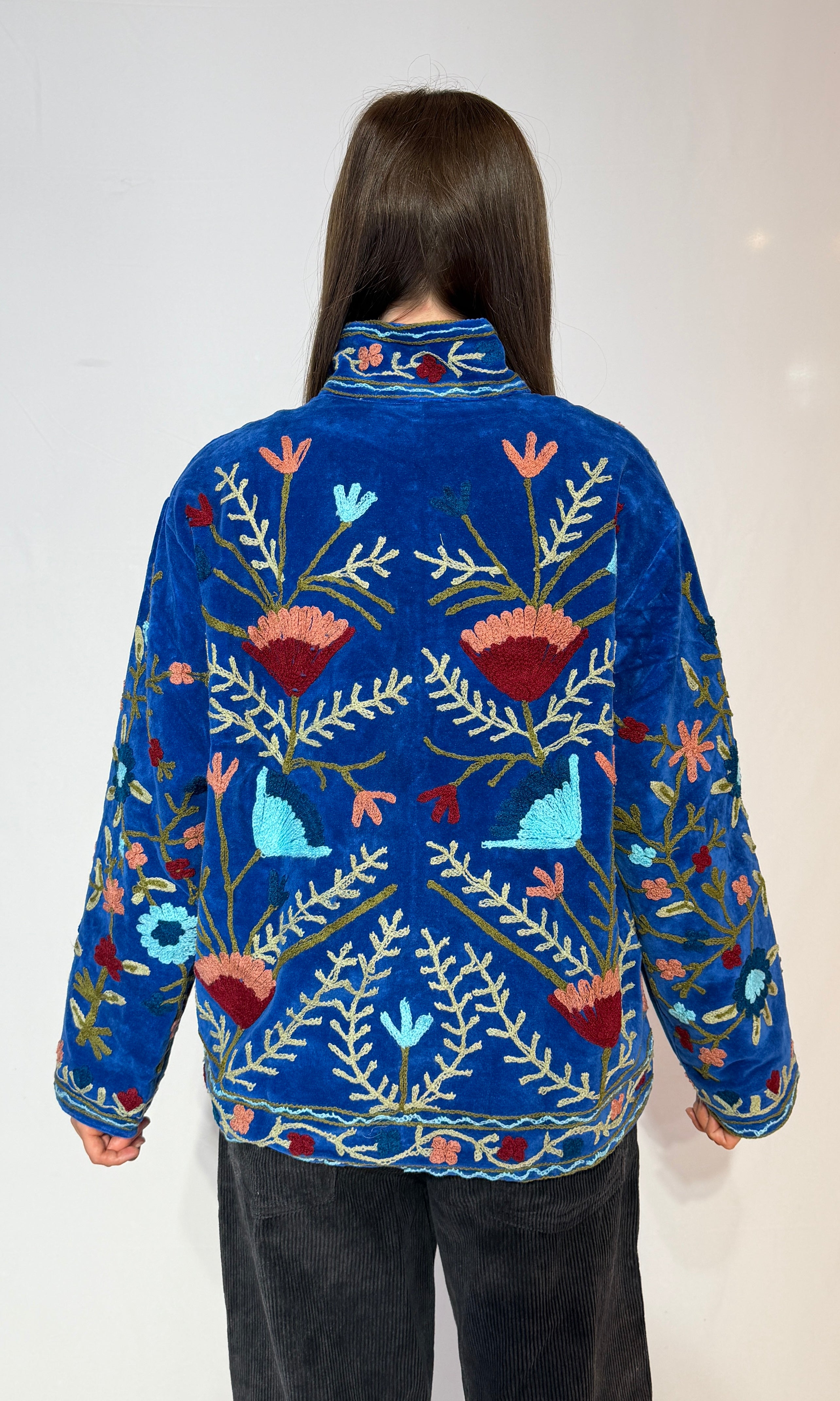 Handbestickte Suzani-Jacke – Kobaltblau & Pfirsichfarbene Wildblumen