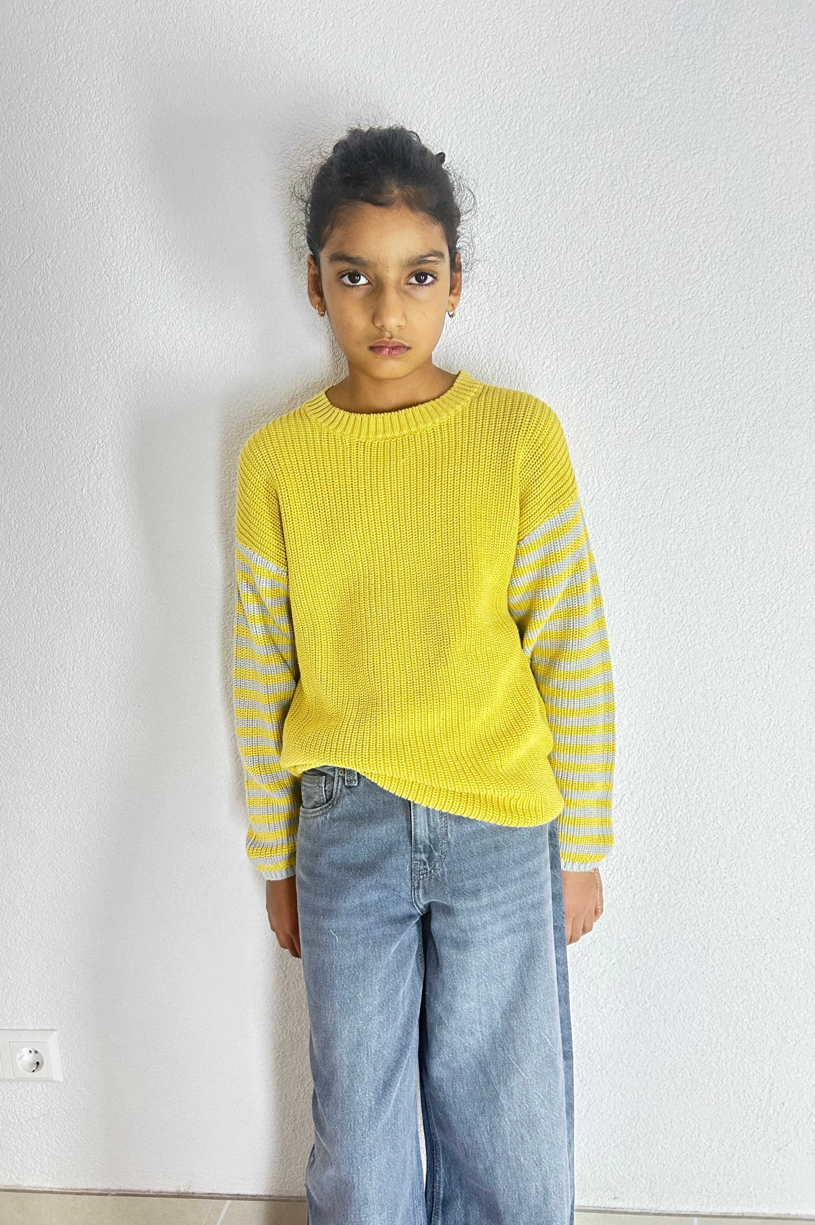 Gelber Bio-Baumwoll-Strickpullover mit grauem Streifen – lockere Passform für Kinder