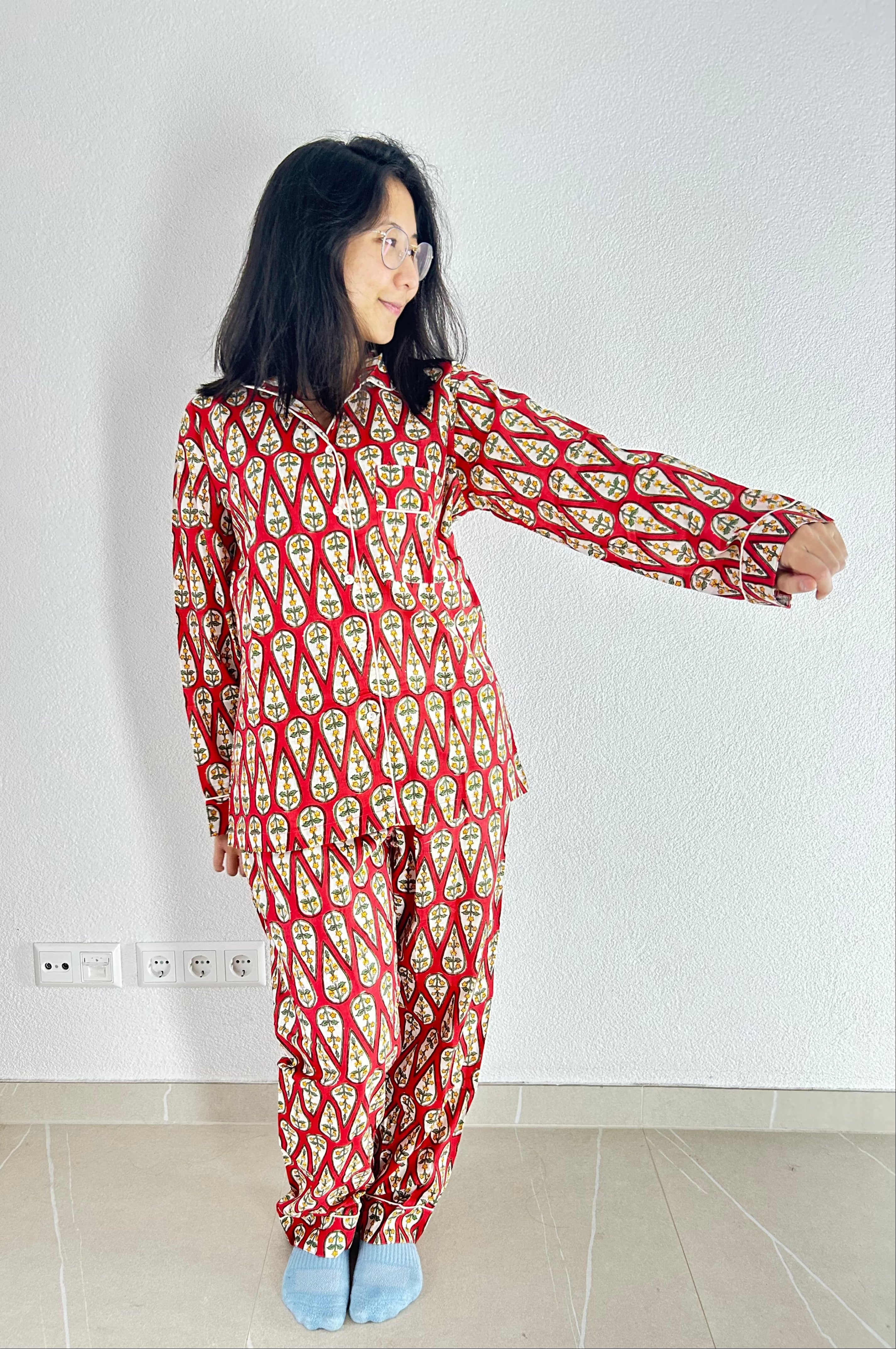 Das scharlachrote Traum-Pyjama-Set mit Handblockdruck