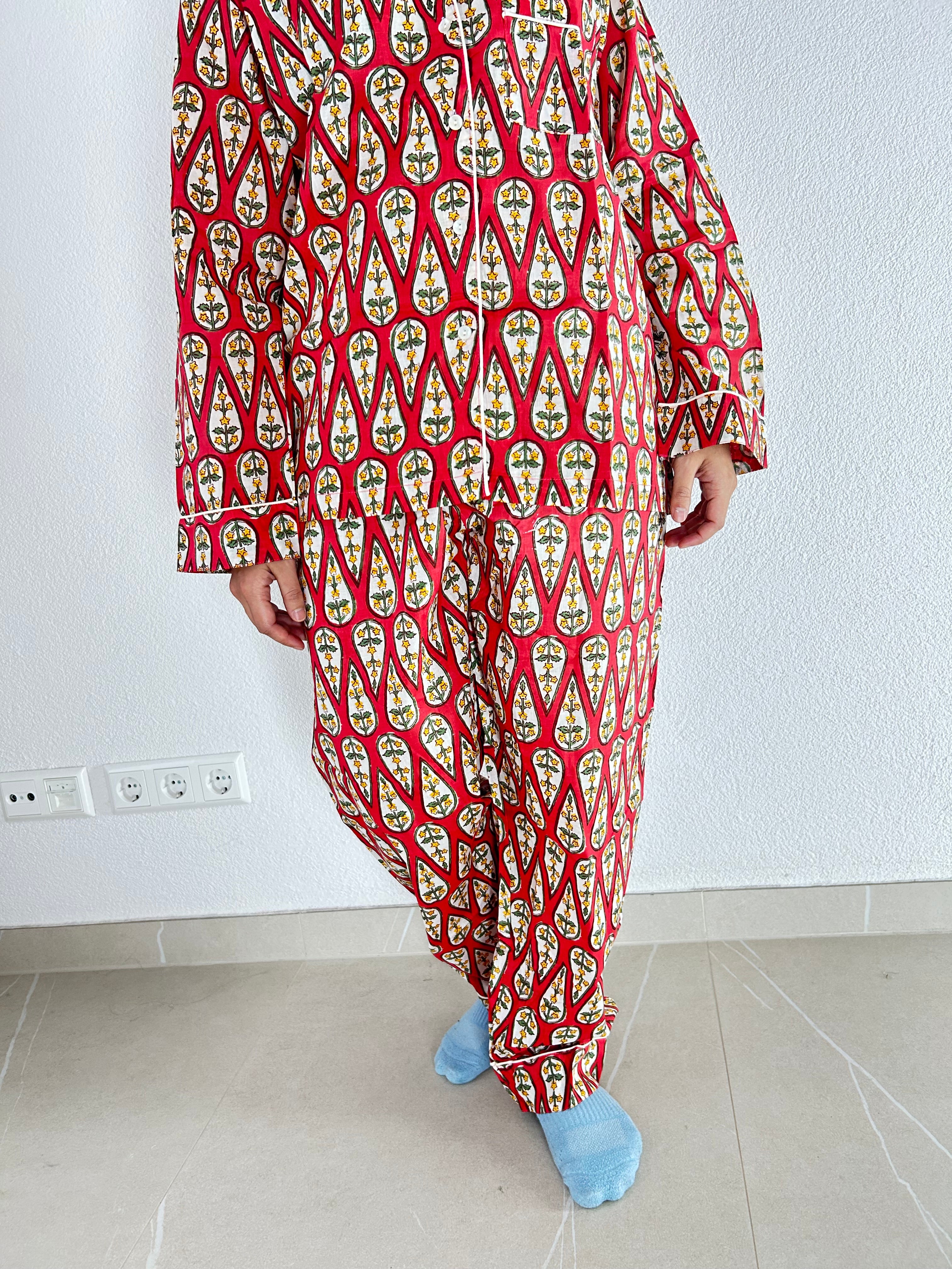 Das scharlachrote Traum-Pyjama-Set mit Handblockdruck