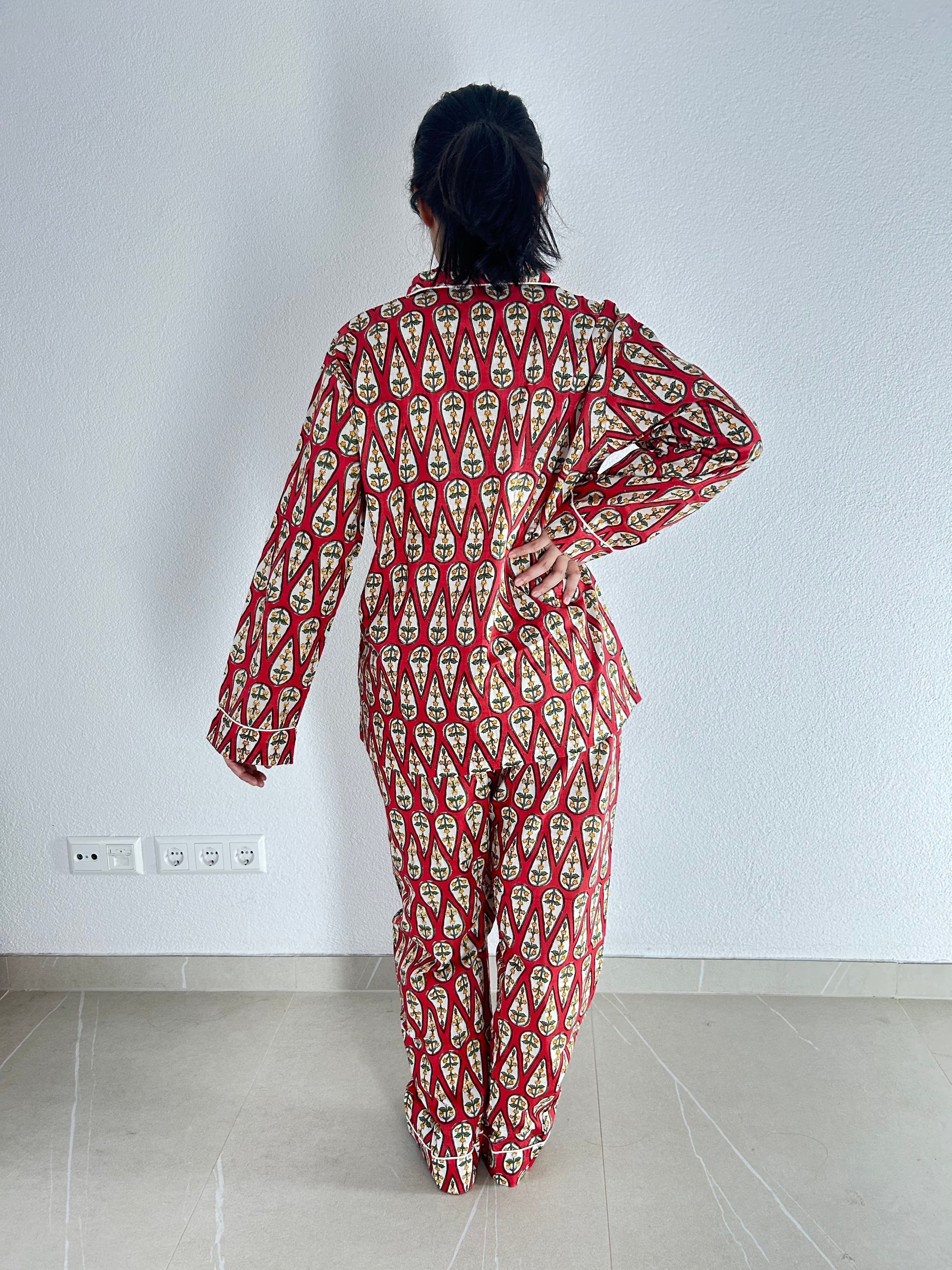 Das scharlachrote Traum-Pyjama-Set mit Handblockdruck