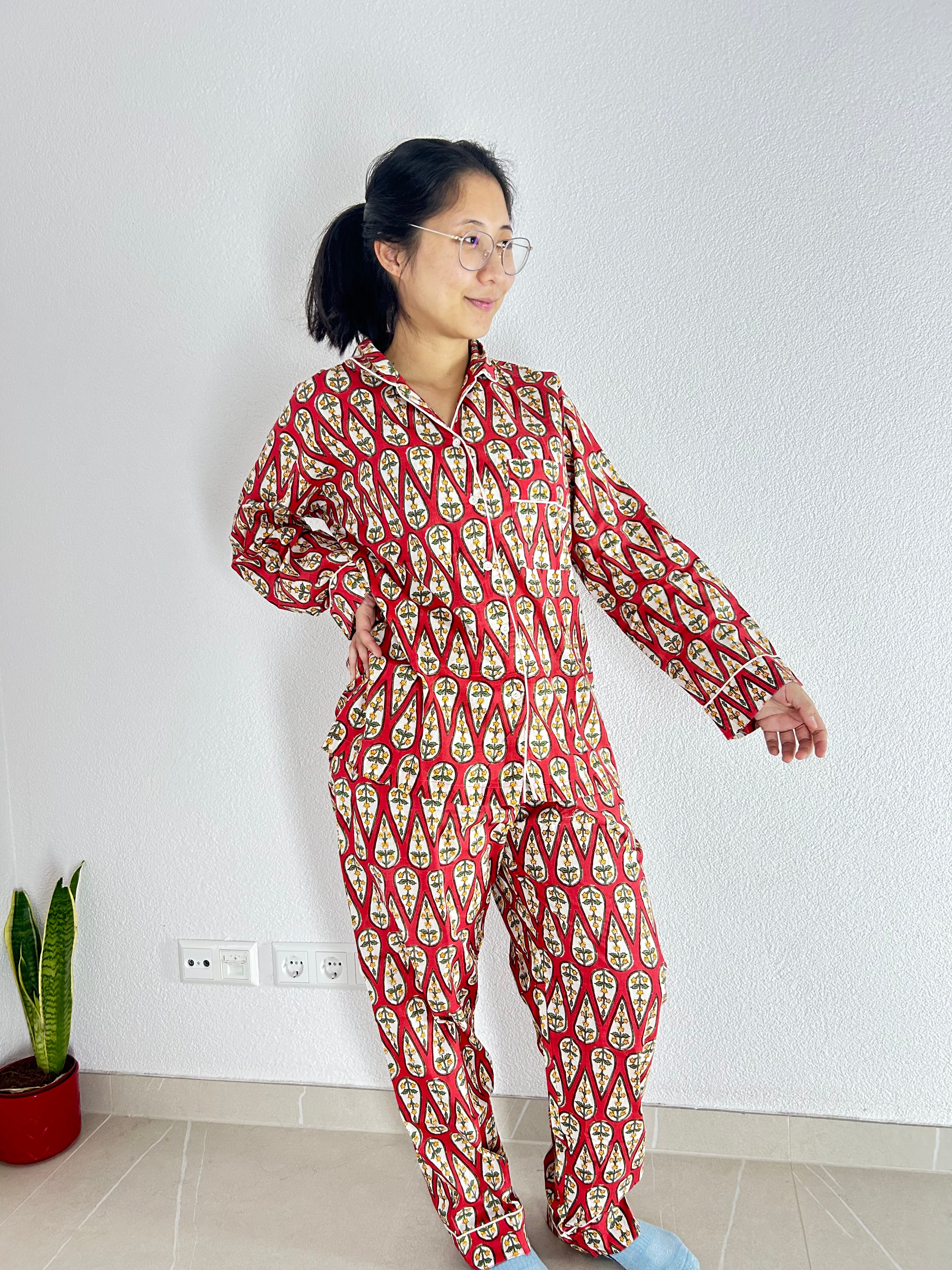 Das scharlachrote Traum-Pyjama-Set mit Handblockdruck