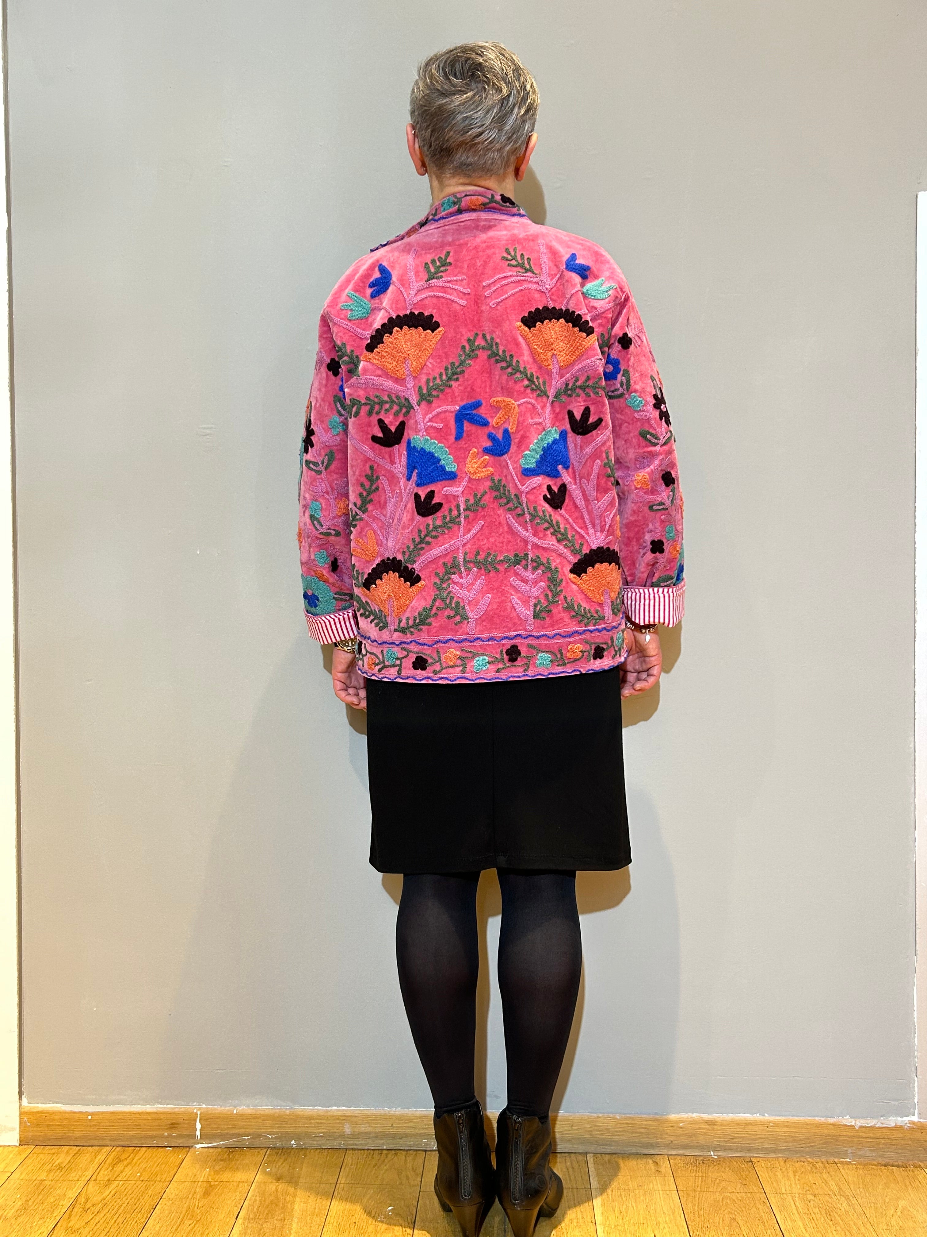 Suzani-Jacke aus Samt mit handgestickter Rosenblüte