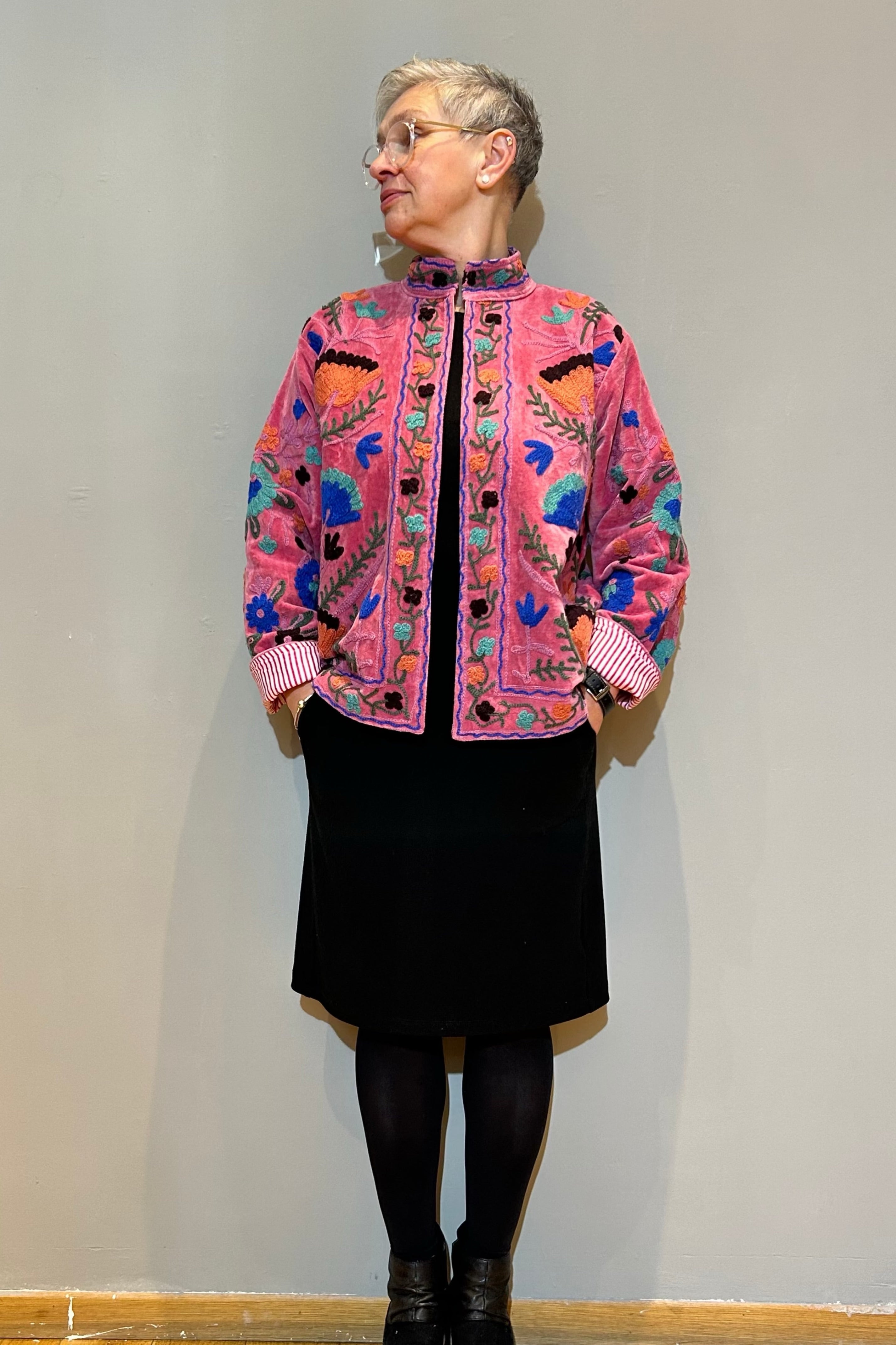 Suzani-Jacke aus Samt mit handgestickter Rosenblüte