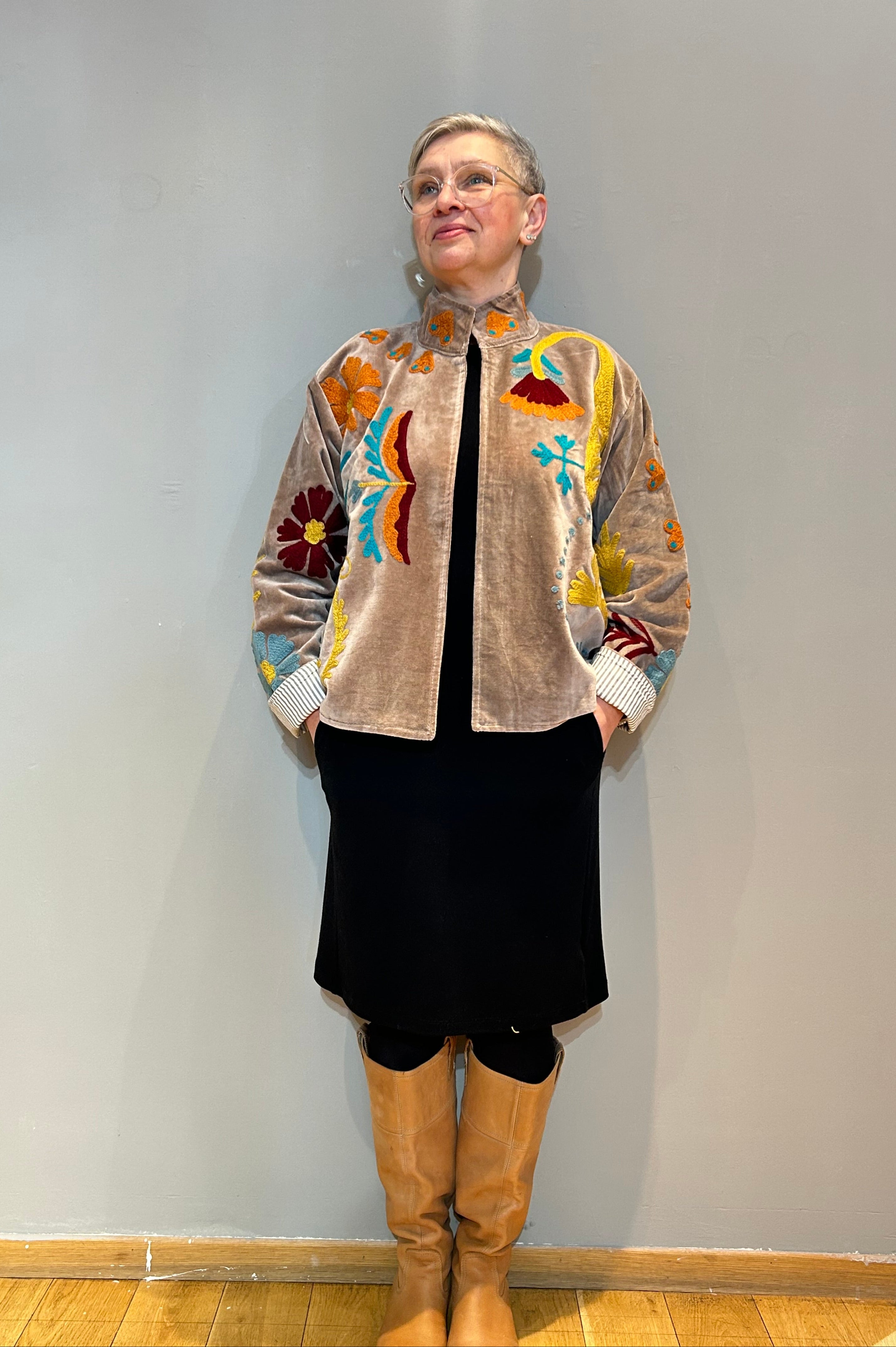 Samt-Suzani-Jacke mit Handstickerei – Sand
