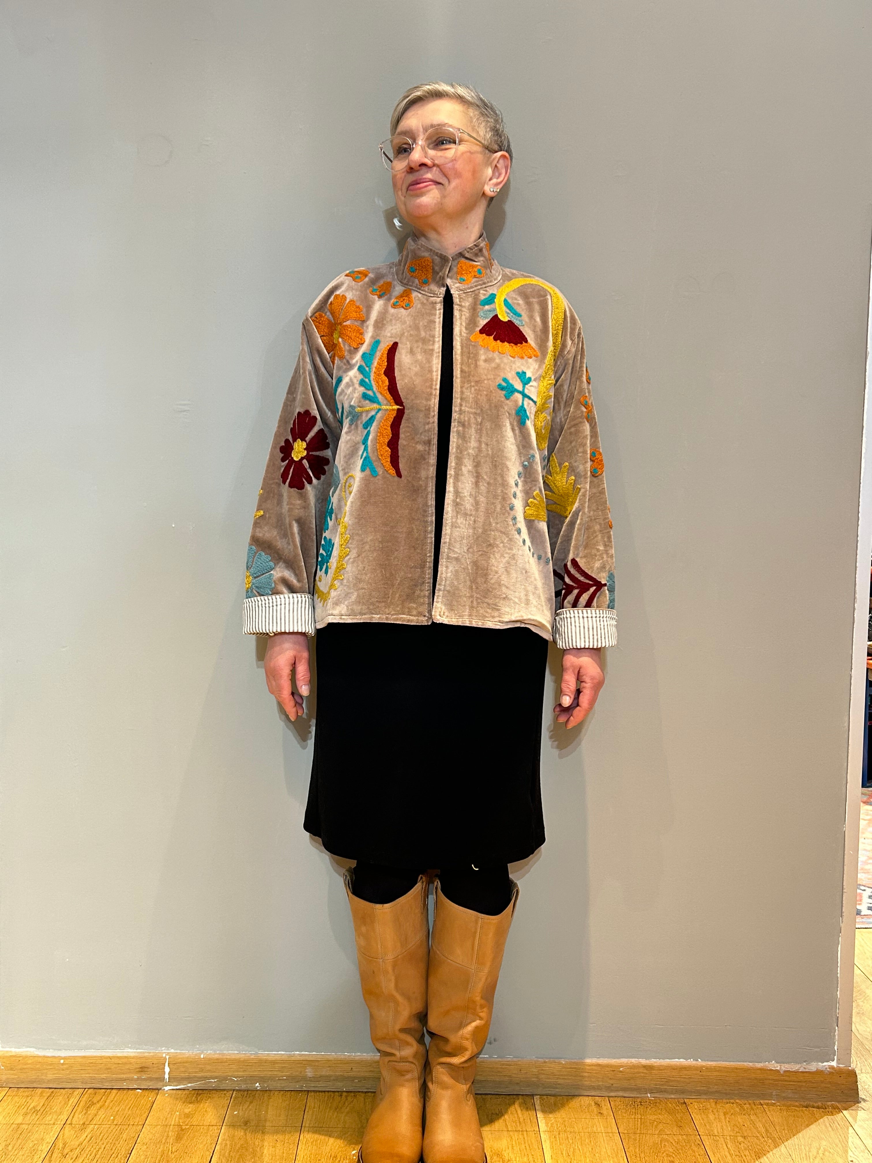 Samt-Suzani-Jacke mit Handstickerei – Sand