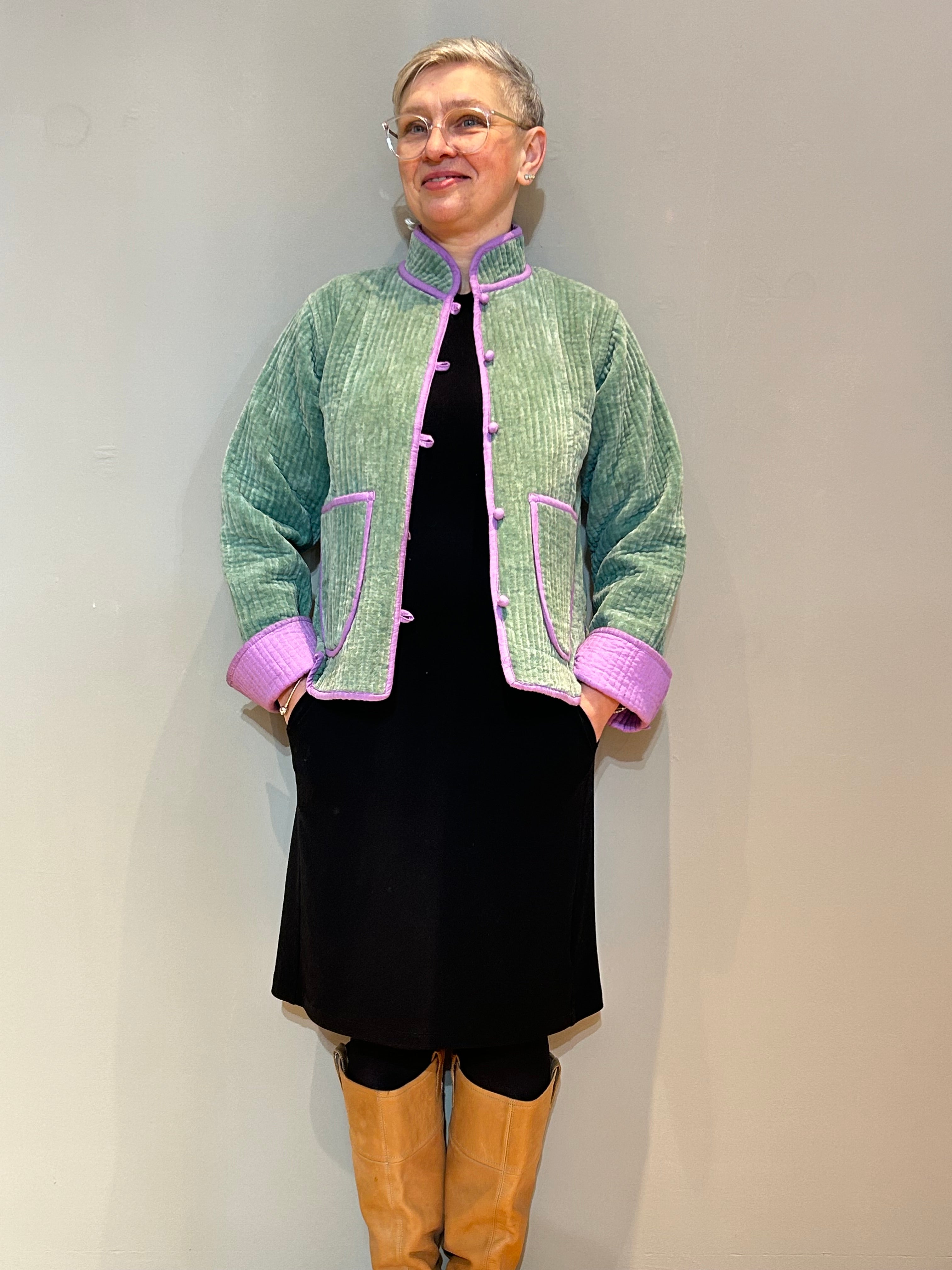 Samt-Suzani handbestickte Jacke – Mint & Flieder