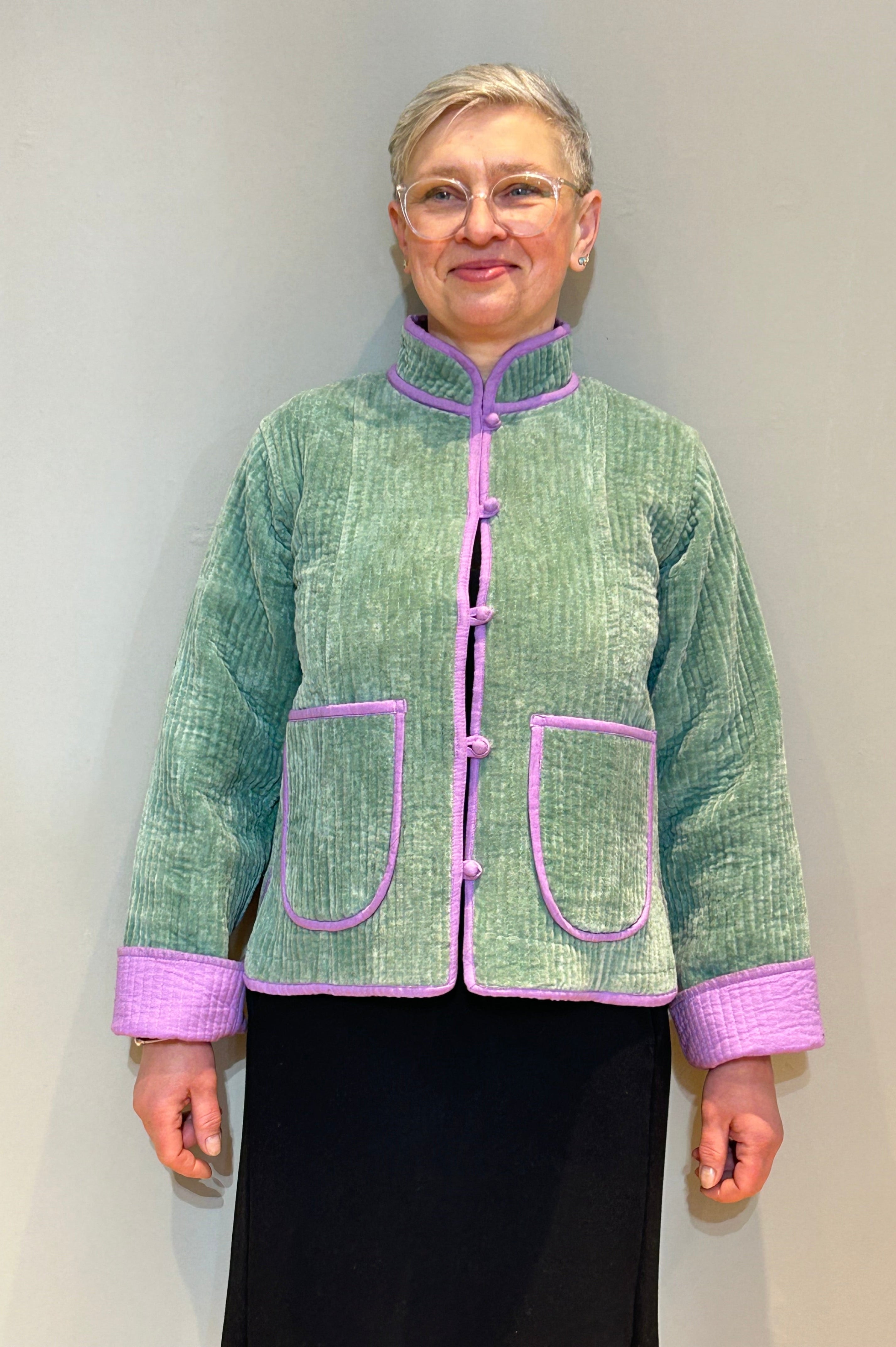 Samt-Suzani handbestickte Jacke – Mint & Flieder