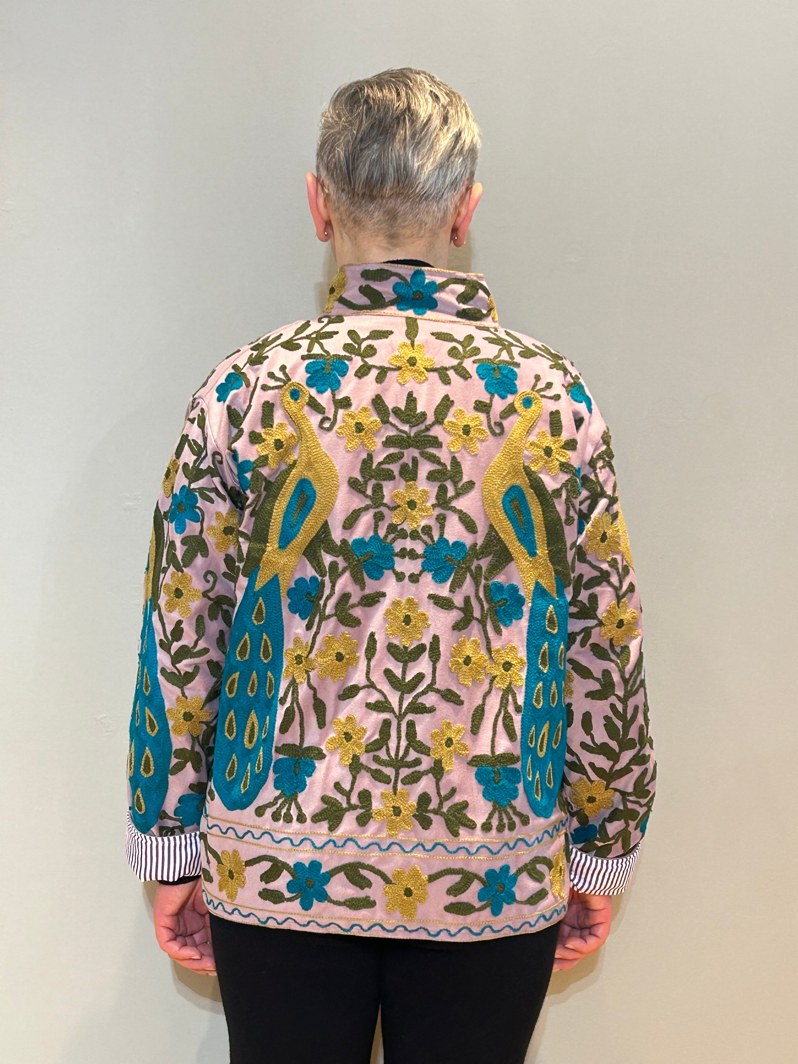 Samt Suzani Handbestickte Jacke – Rosenquarz Pfau