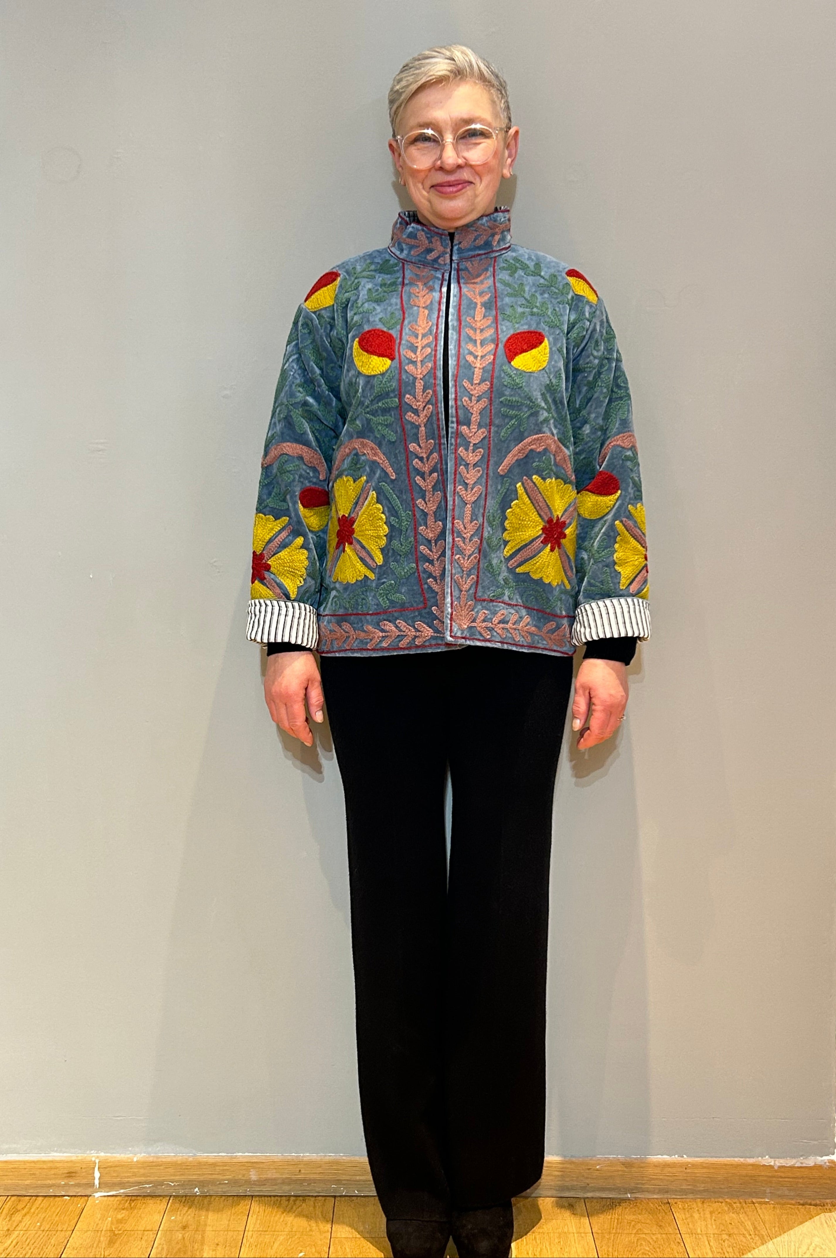 Samt-Suzani-Jacke handbestickt – Asch-Türkis