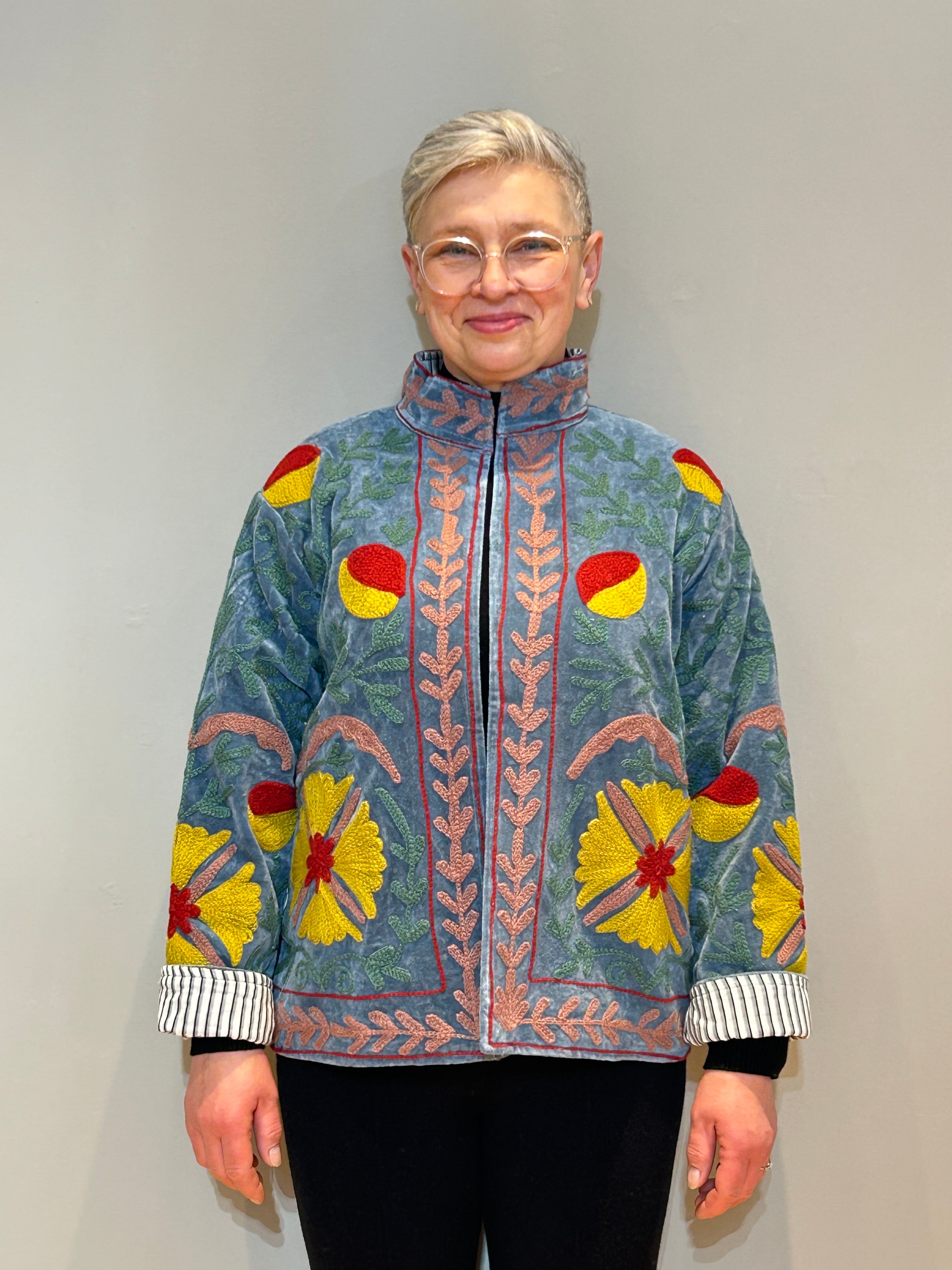 Samt-Suzani-Jacke handbestickt – Asch-Türkis