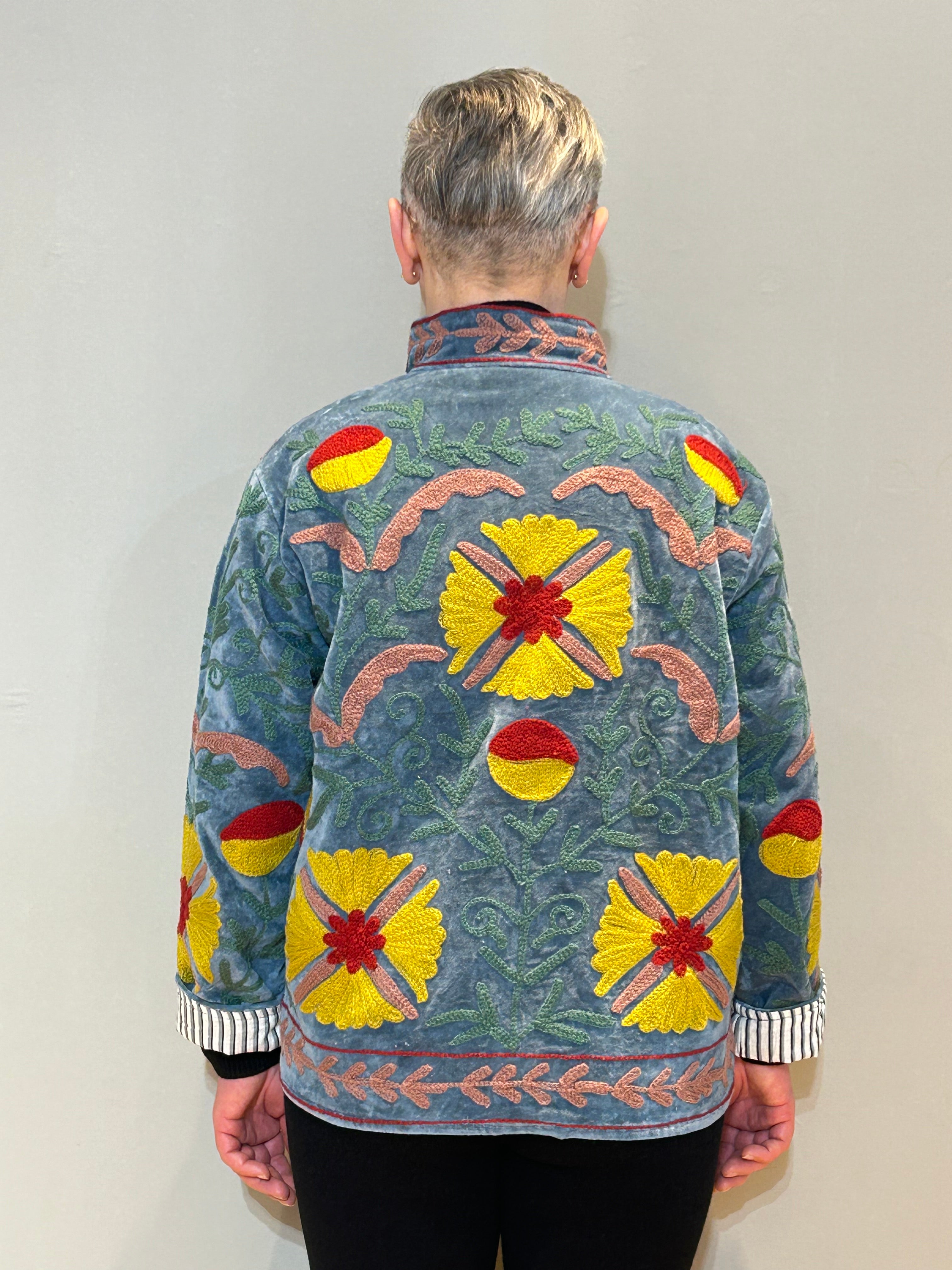 Samt-Suzani-Jacke handbestickt – Asch-Türkis