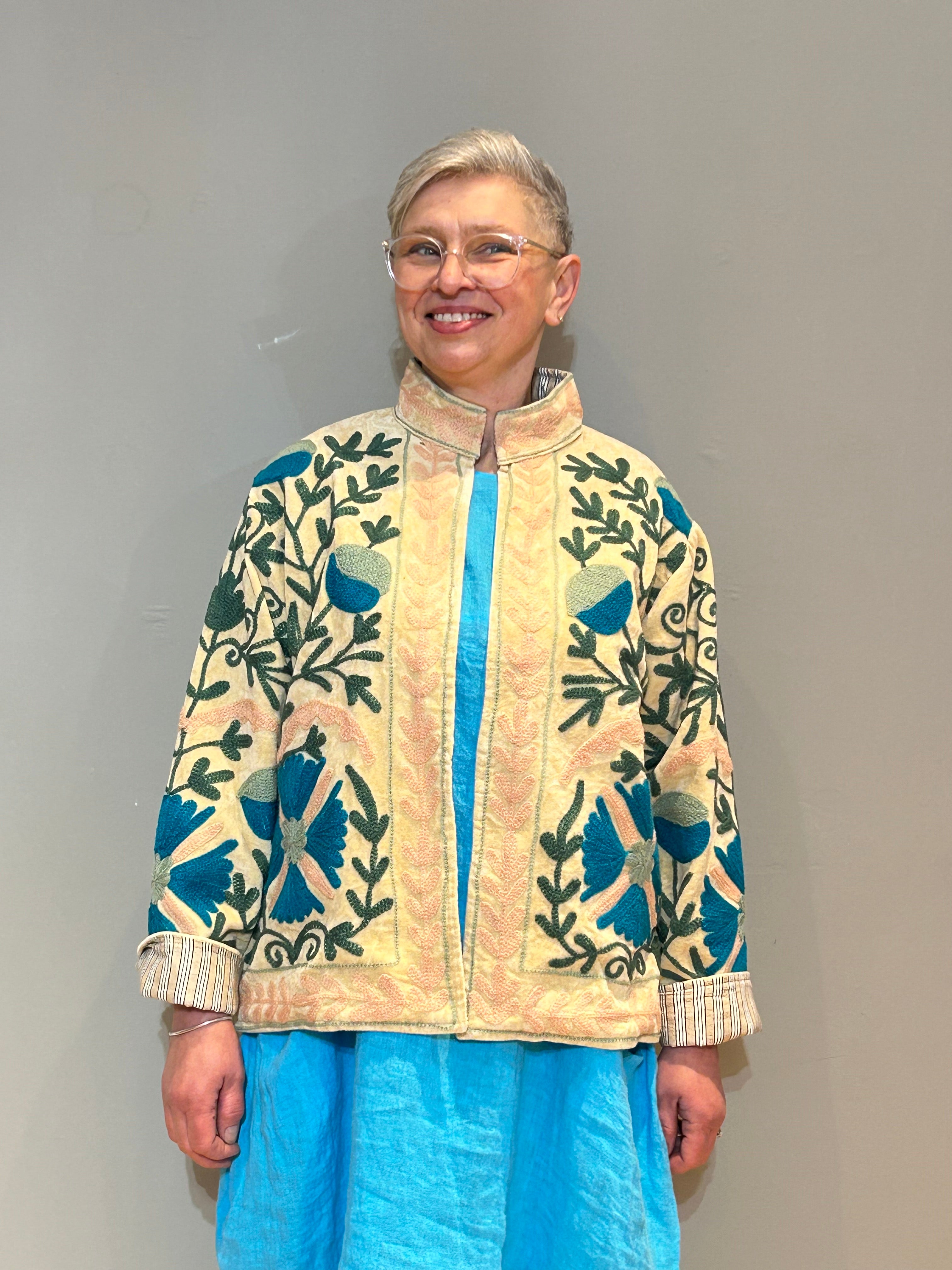 Velvet Suzani Handbestickte Jacke - Beige Geblümt