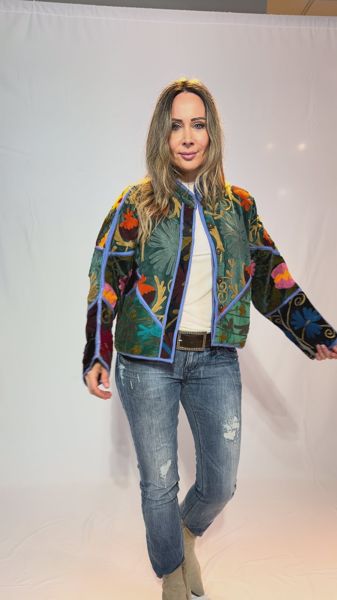 Suzani-Samtjacke, handbestickt – Bunter Blütengarten