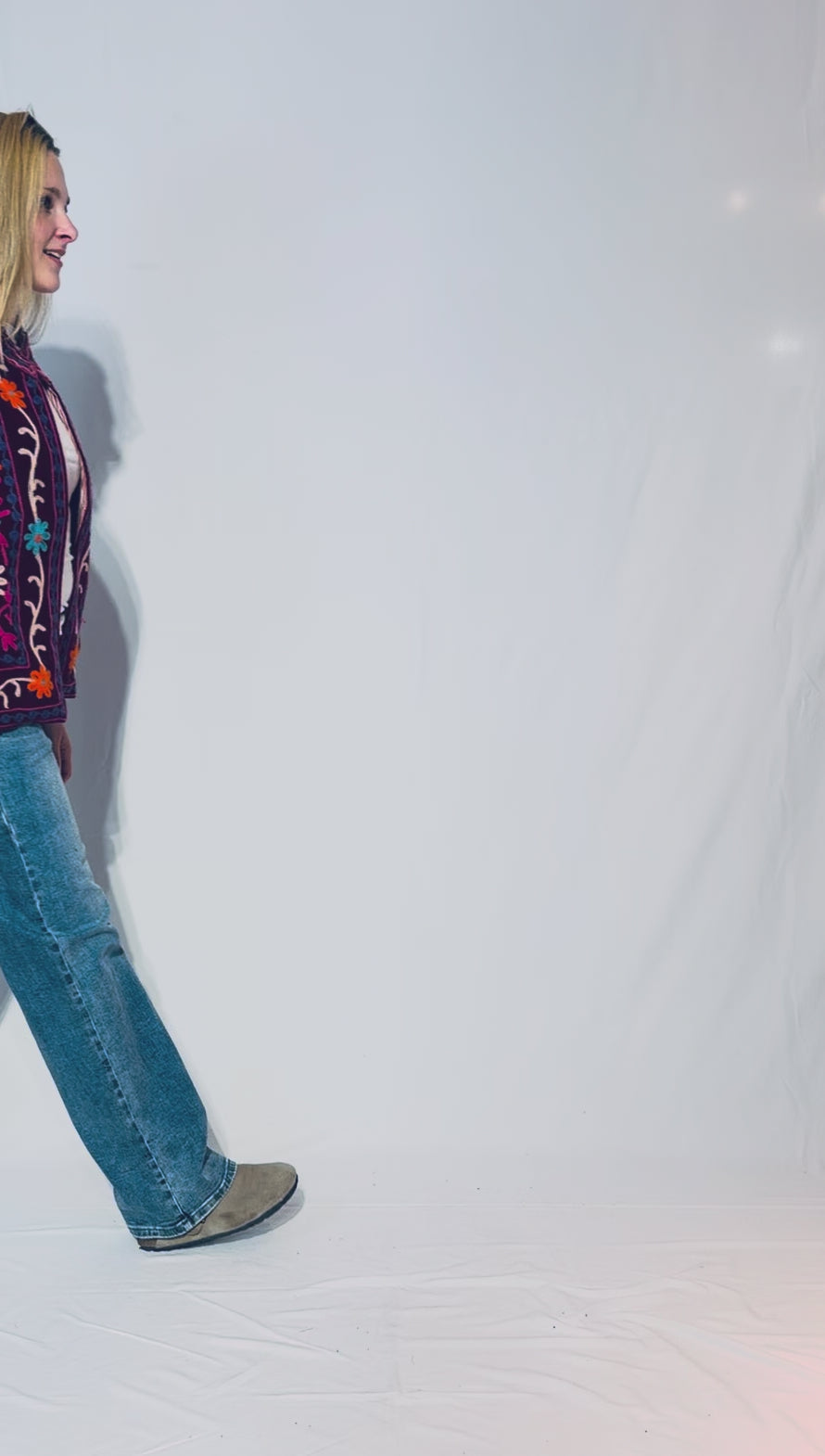 Handbestickte Suzani-Jacke – Burgunderblüte & Blaugrüne Ranke